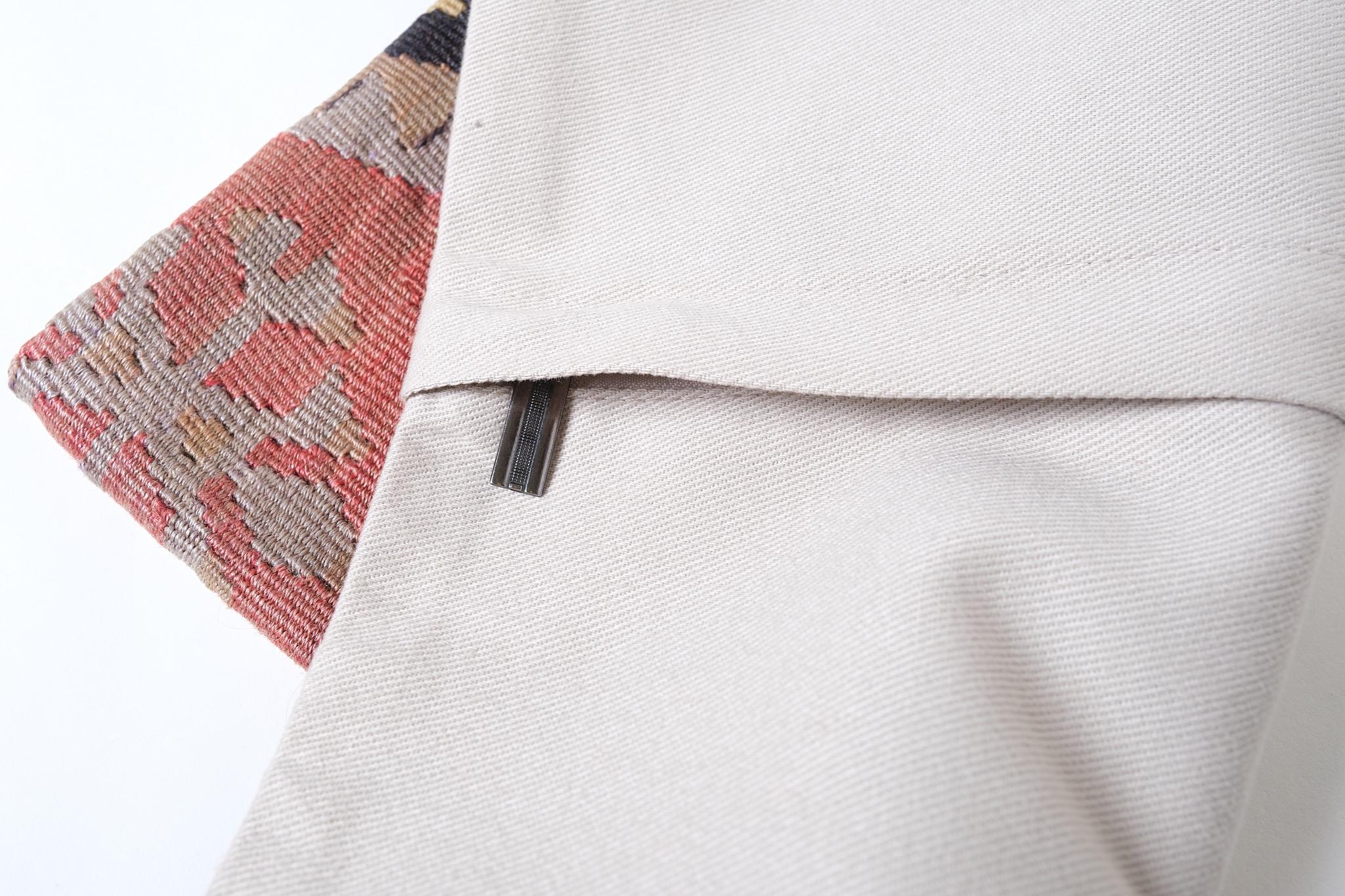 Noué à la main Coussin Kilim vintage et ancien, coussin moderne turc d'Anatolie Yastik 4418 en vente