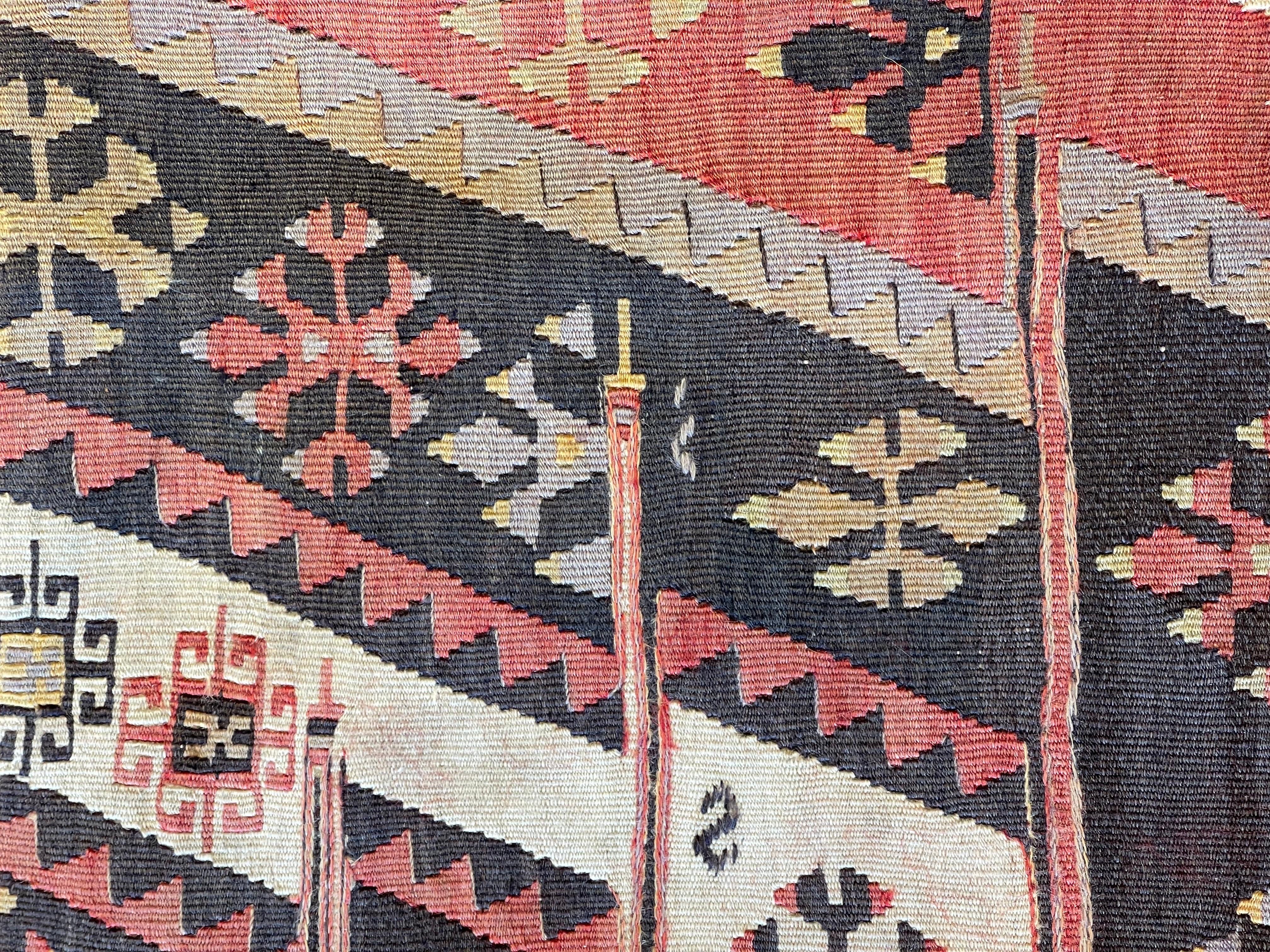 Nous avons fabriqué une housse de coussin en utilisant les parties intactes des kilims anciens et antiques, précieux et de grande qualité, qui ne peuvent être réparés. Comme une peinture, une partie du paysage est découpée dans un kilim, et même