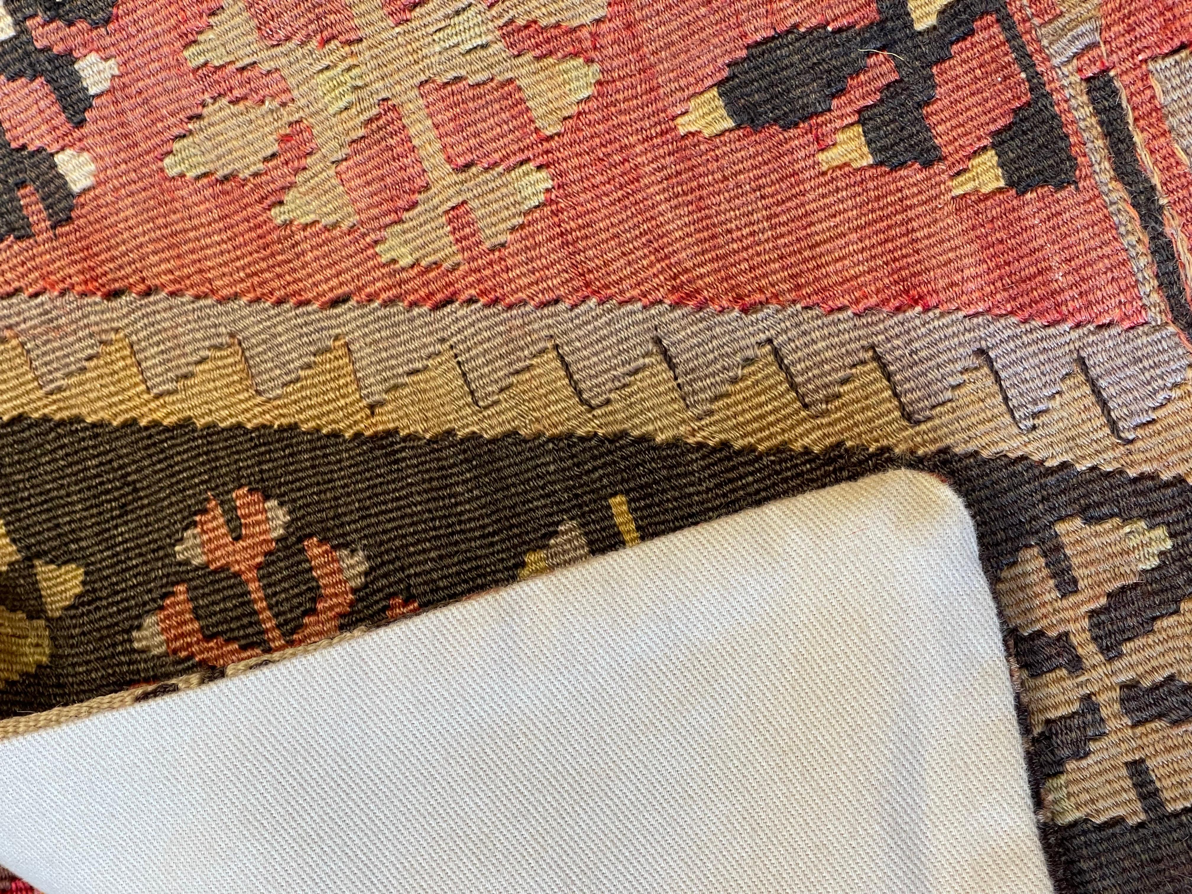 Noué à la main Coussin Kilim vintage et ancien, coussin moderne turc d'Anatolie Yastik 4420 en vente