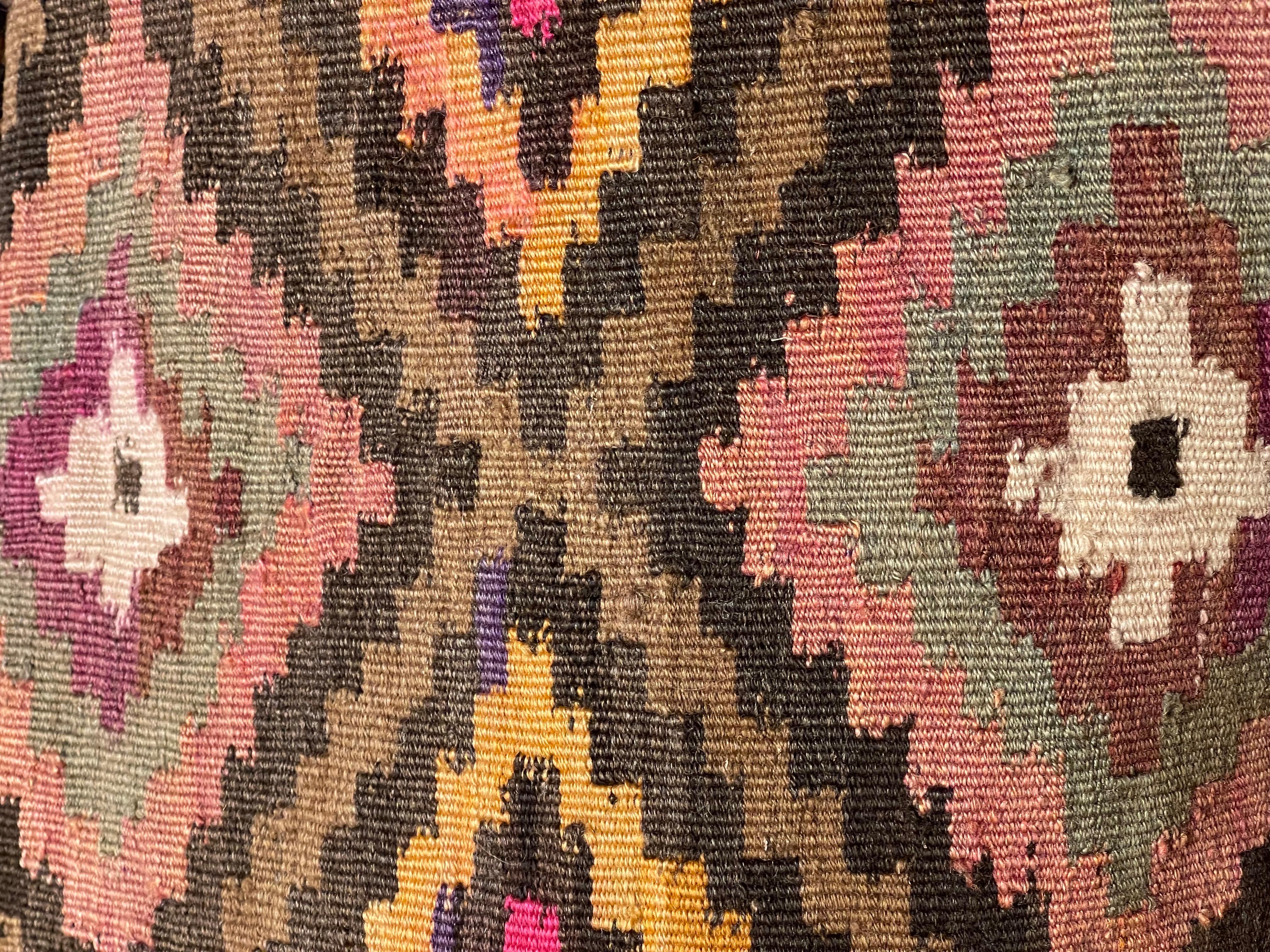 Nous avons fabriqué une housse de coussin en utilisant les parties intactes des kilims anciens et antiques, précieux et de grande qualité, qui ne peuvent être réparés. Comme une peinture, une partie du paysage est découpée dans un kilim, et même
