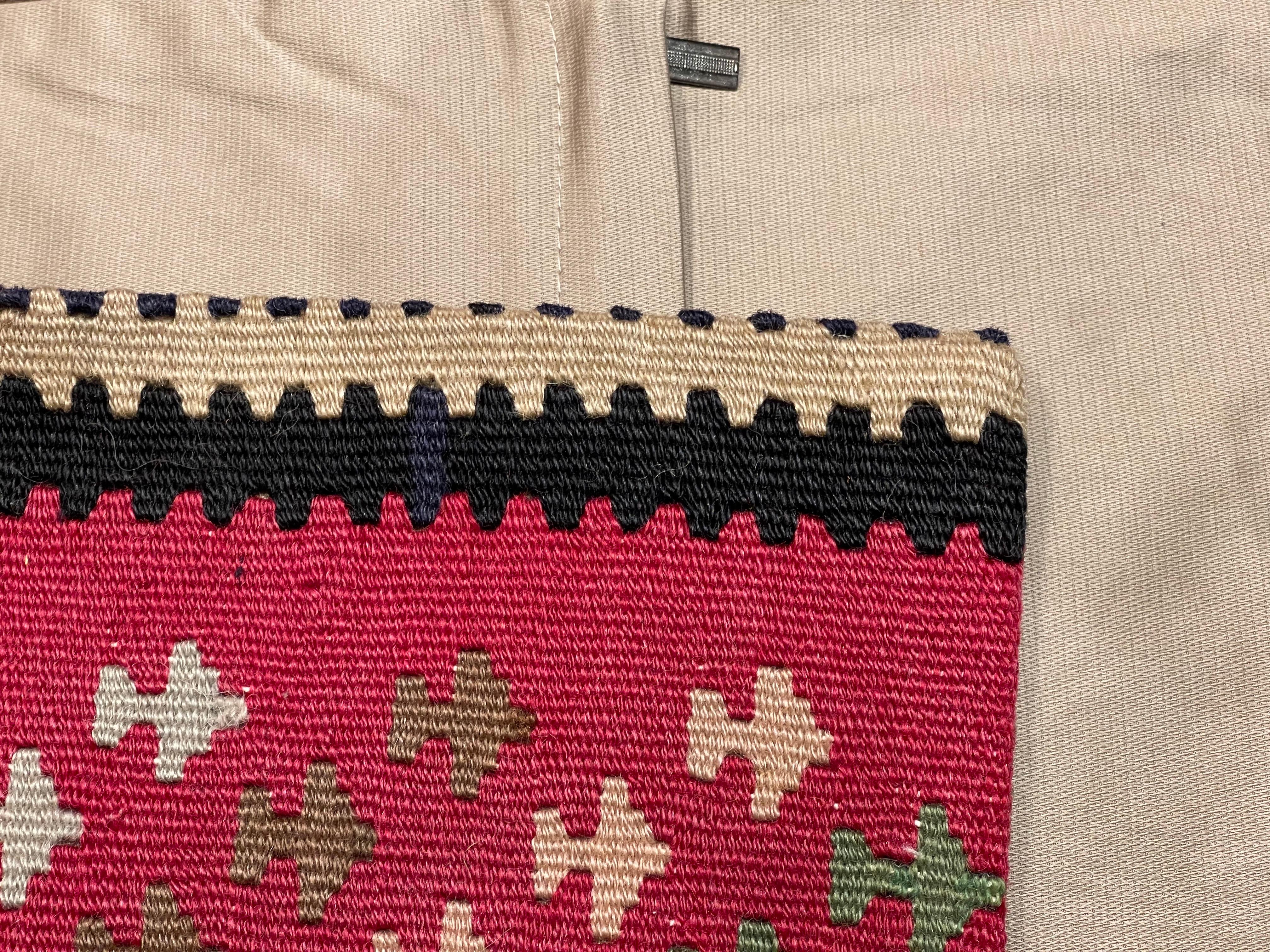 Türkisches modernes Yastik-Kissen im Vintage-Stil mit altem Kelim-Kissen, 4430 (Handgeknüpft) im Angebot
