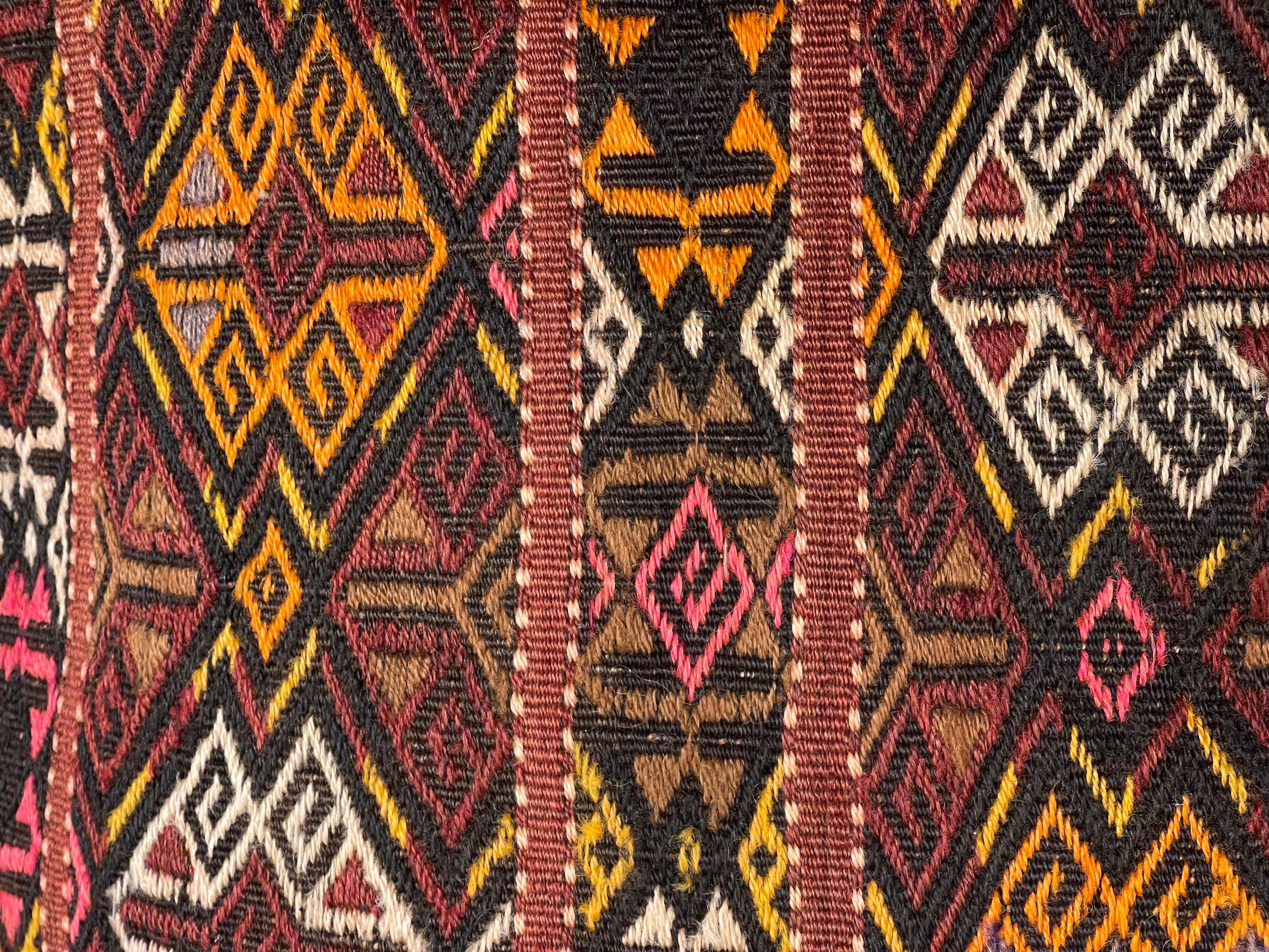 Nous avons fabriqué une housse de coussin en utilisant les parties intactes des kilims anciens et antiques, précieux et de grande qualité, qui ne peuvent être réparés. Comme une peinture, une partie du paysage est découpée dans un kilim, et même