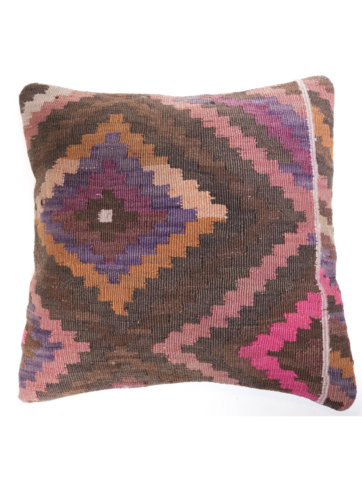 Hemos confeccionado una funda de cojín utilizando las partes intactas de los preciosos kilims viejos y antiguos de alta calidad que no se pueden reparar. Como si de un cuadro se tratara, una parte de la escenografía se recorta de un kilim, e incluso