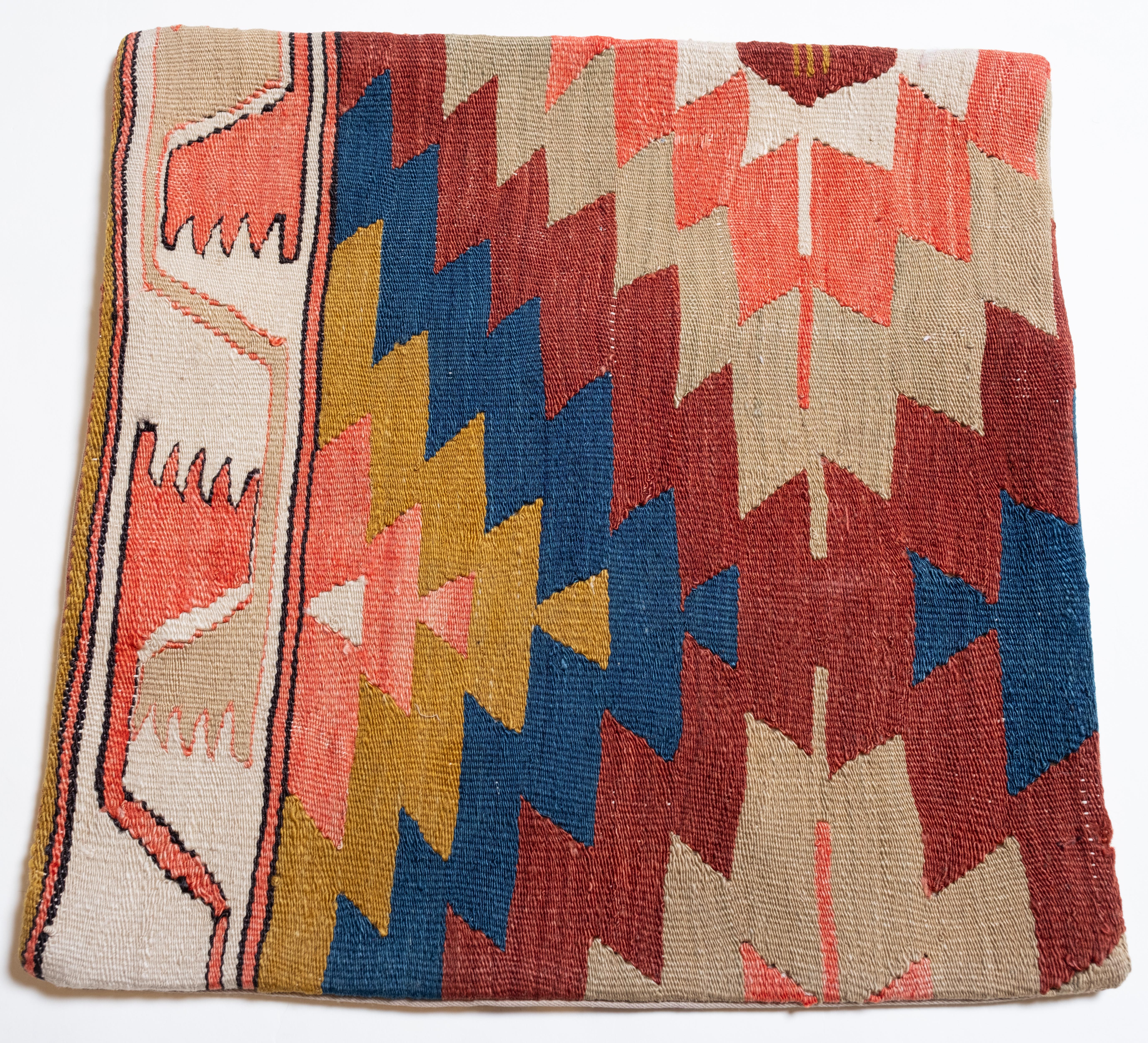 Nous avons fabriqué une housse de coussin en utilisant les parties intactes des kilims anciens et antiques, précieux et de grande qualité, qui ne peuvent être réparés. Comme une peinture, une partie du paysage est découpée dans un kilim, et même