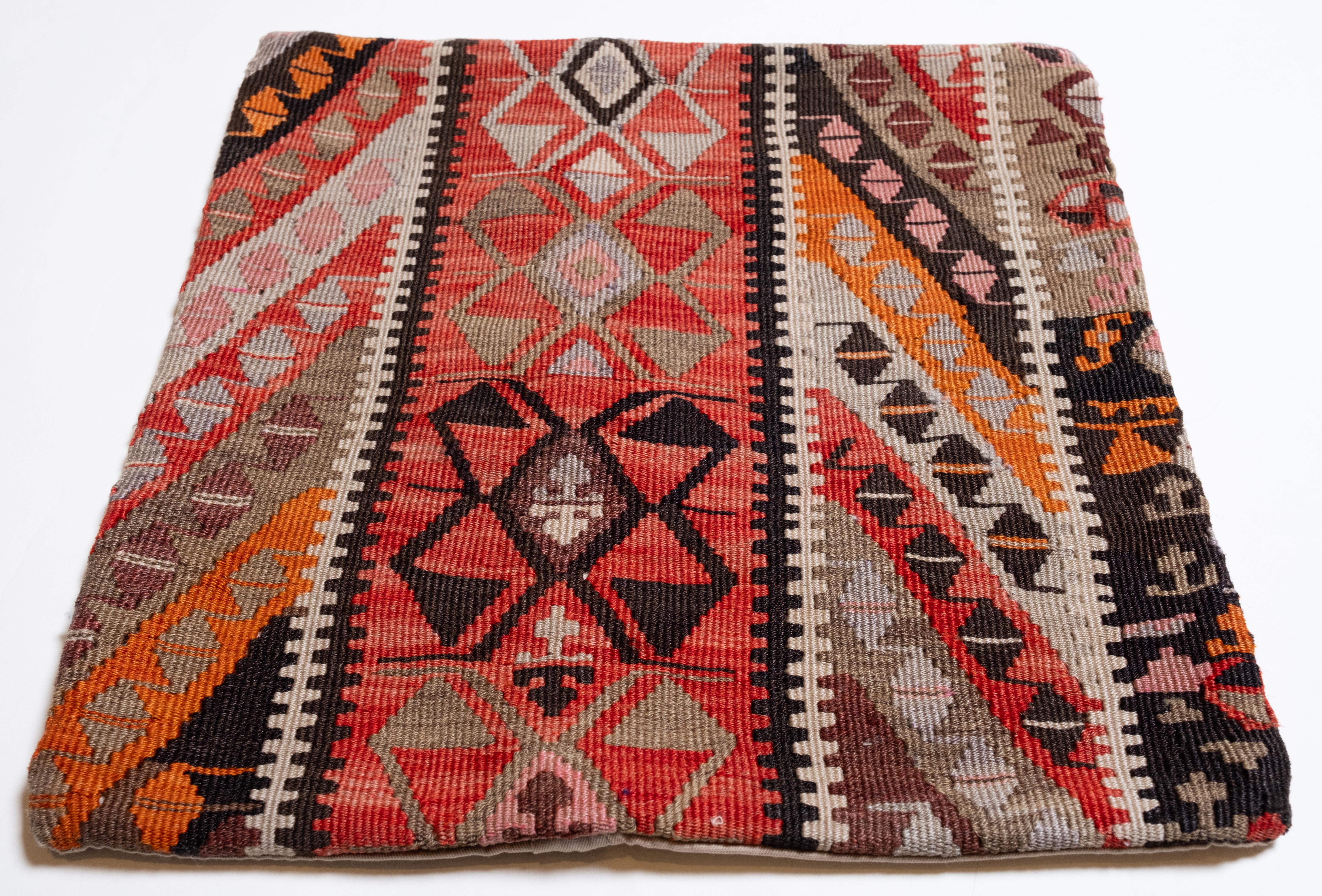 Nous avons fabriqué une housse de coussin en utilisant les parties intactes des kilims anciens et antiques, précieux et de grande qualité, qui ne peuvent être réparés. Comme une peinture, une partie du paysage est découpée dans un kilim, et même