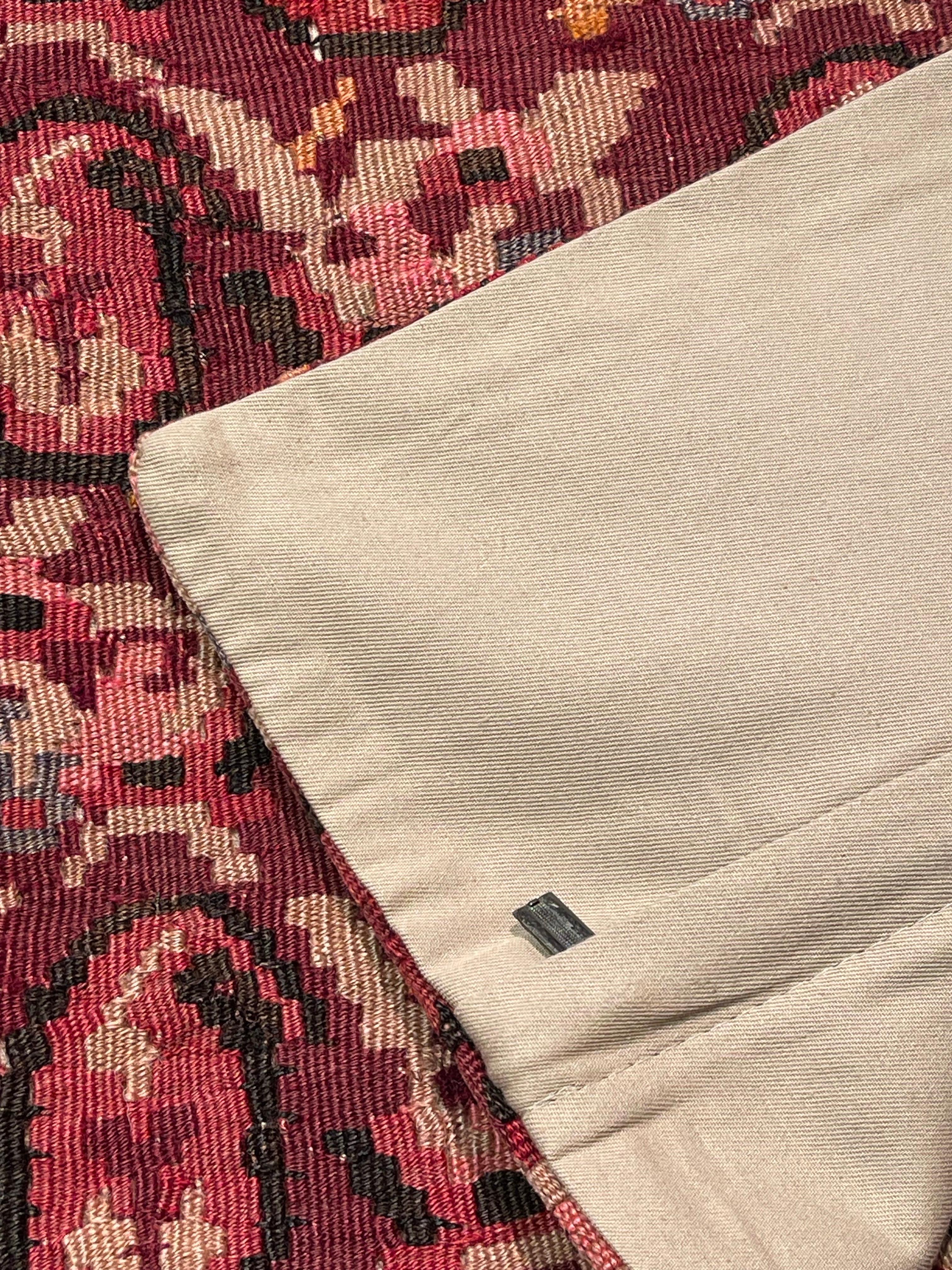Nous avons fabriqué une housse de coussin en utilisant les parties intactes des kilims anciens et antiques, précieux et de grande qualité, qui ne peuvent être réparés. Comme une peinture, une partie du paysage est découpée dans un kilim, et même