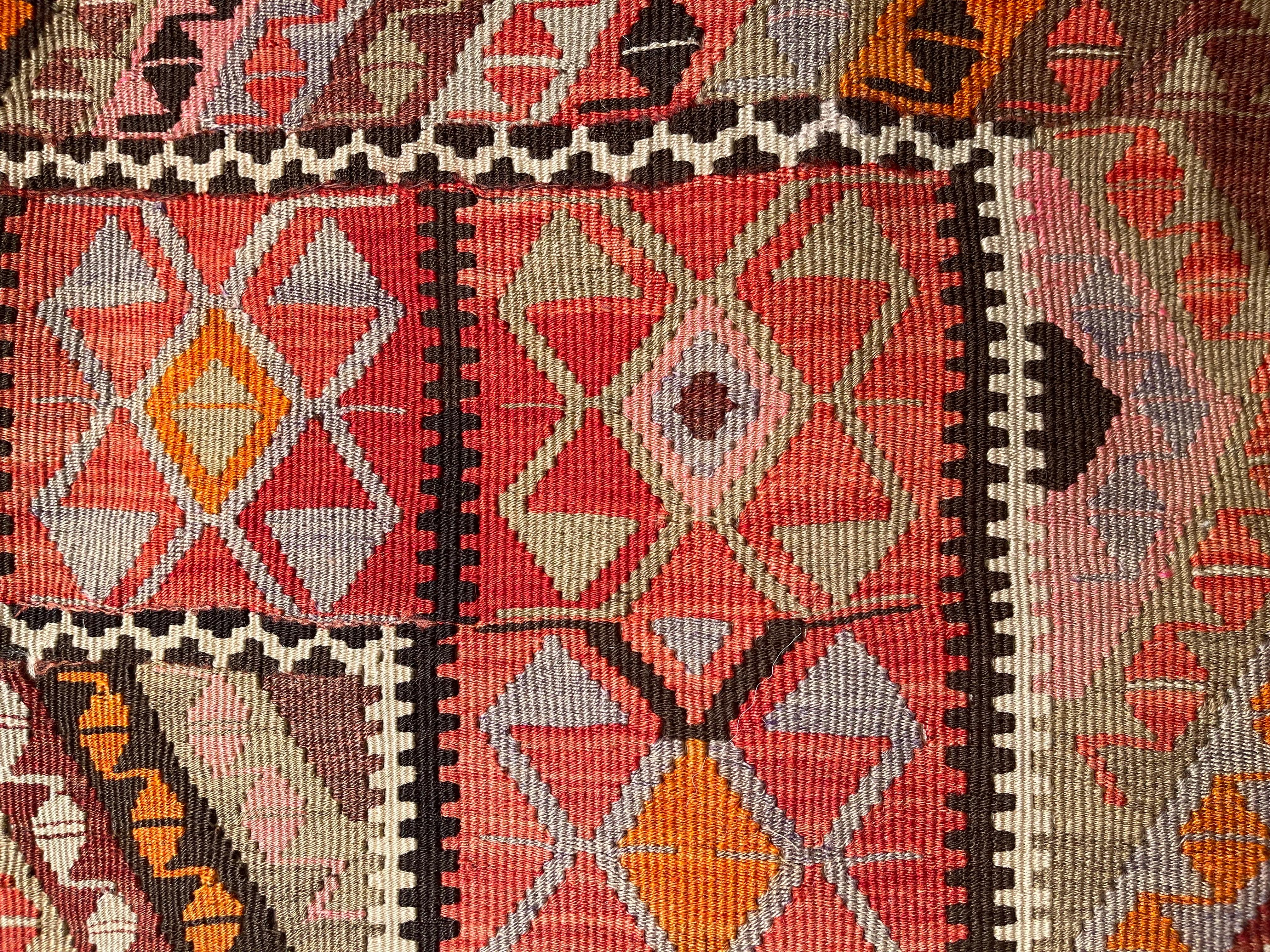 Nous avons fabriqué une housse de coussin en utilisant les parties intactes des kilims anciens et antiques, précieux et de grande qualité, qui ne peuvent être réparés. Comme une peinture, une partie du paysage est découpée dans un kilim, et même