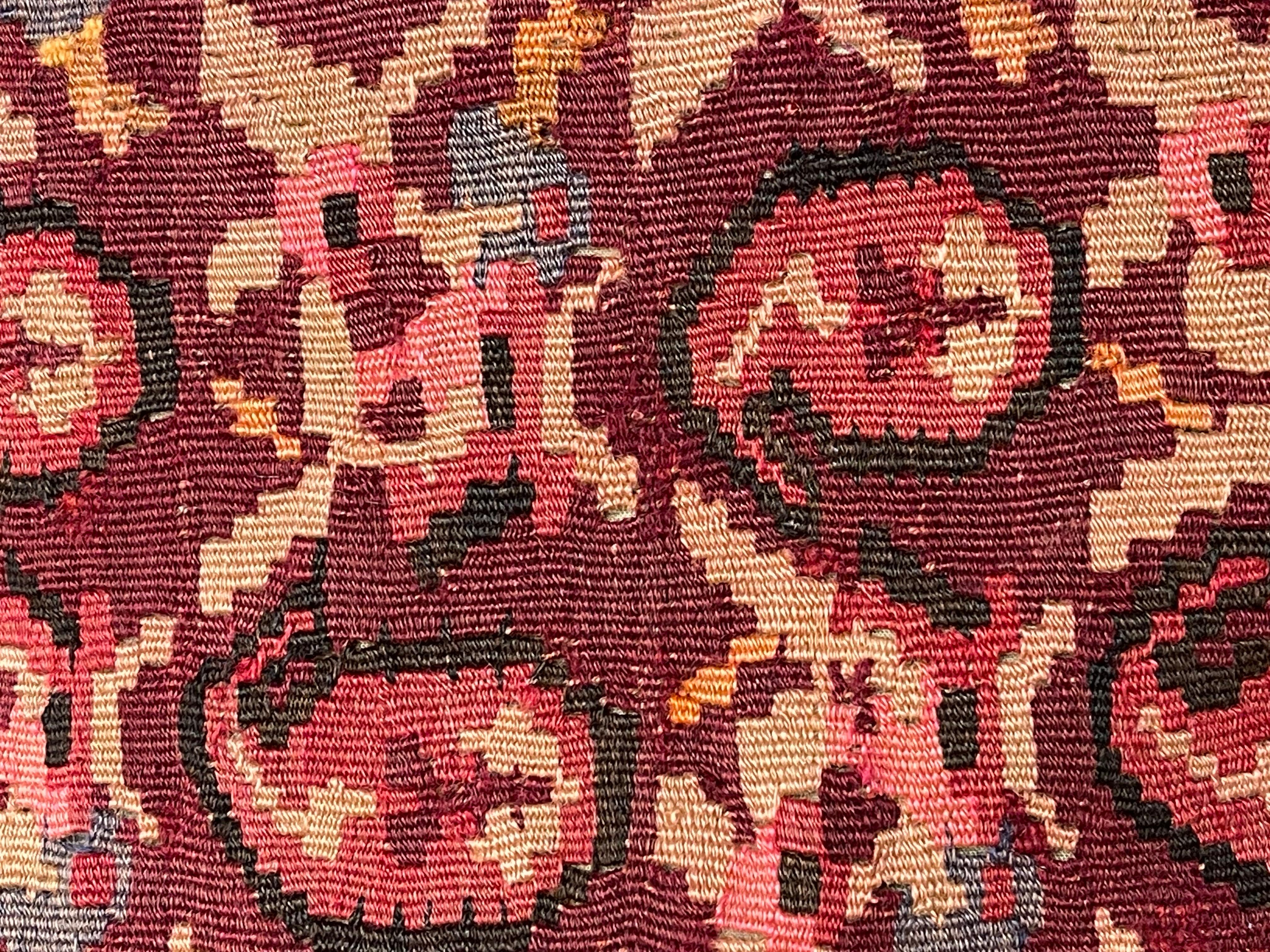 Hemos confeccionado una funda de cojín utilizando las partes intactas de los preciosos kilims viejos y antiguos de alta calidad que no se pueden reparar. Como si de un cuadro se tratara, una parte de la escenografía se recorta de un kilim, e incluso