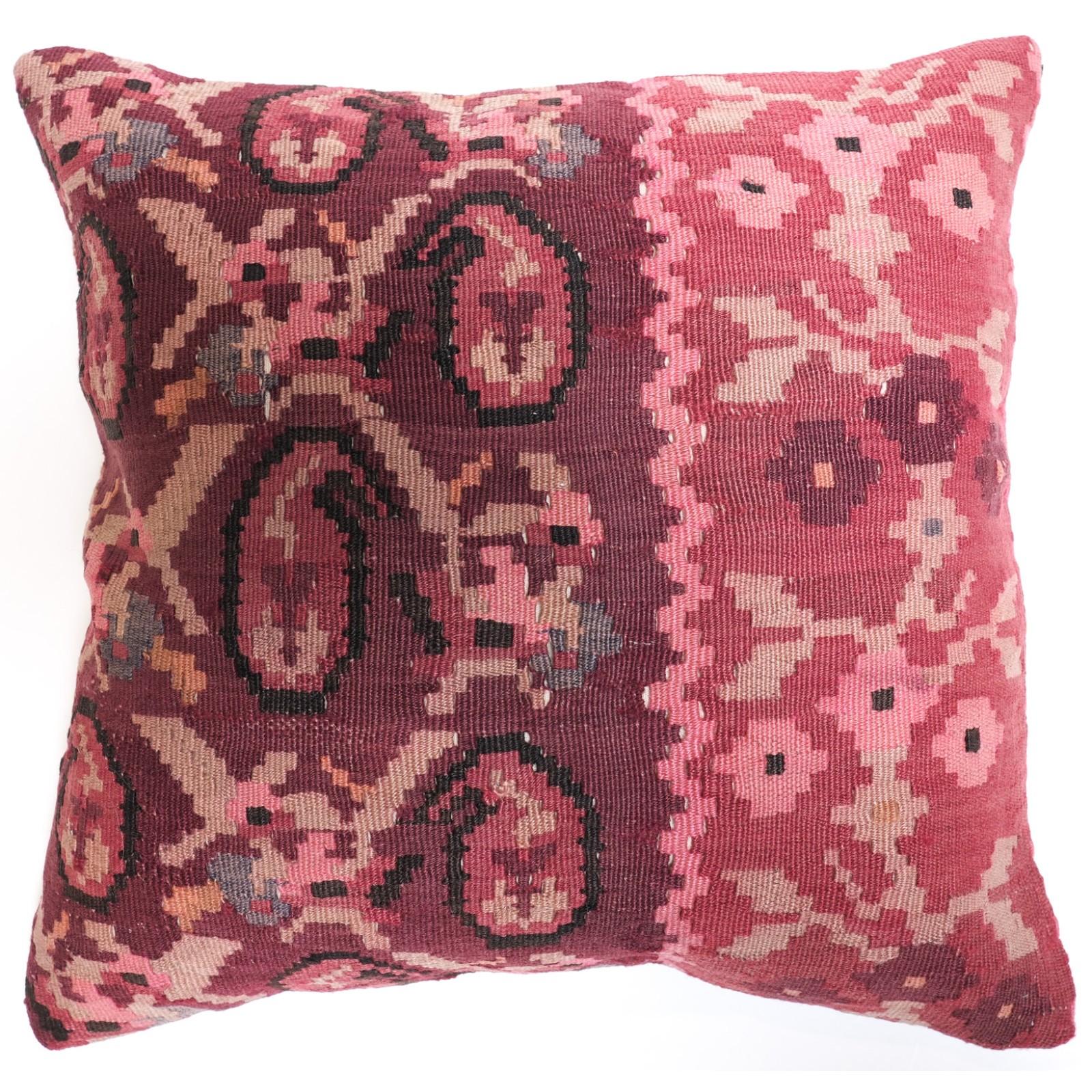Hemos confeccionado una funda de cojín utilizando las partes intactas de los preciosos kilims viejos y antiguos de alta calidad que no se pueden reparar. Como si de un cuadro se tratara, una parte de la escenografía se recorta de un kilim, e incluso