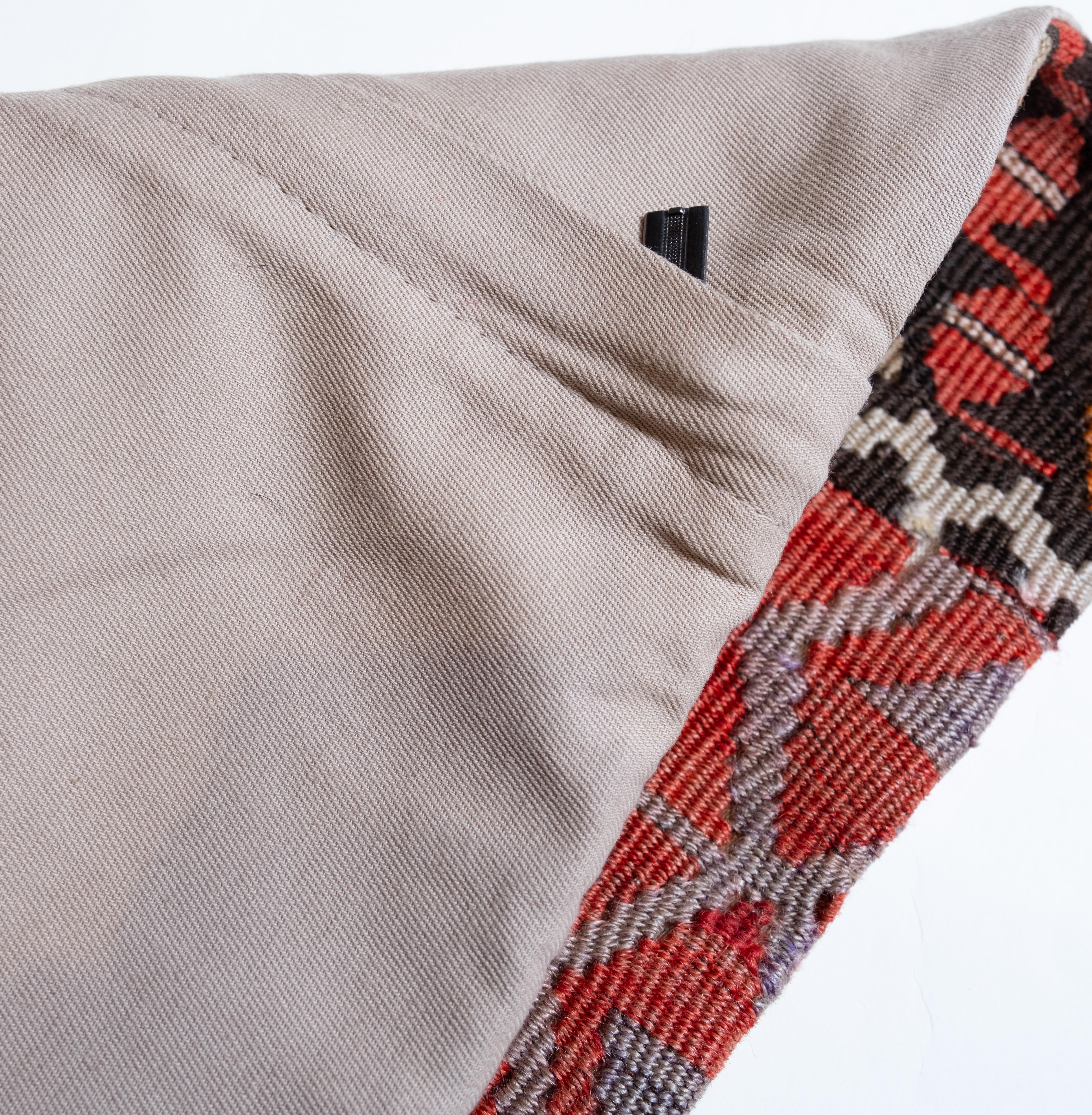Tissé à la main Coussin Kilim vintage et ancien, coussin moderne turc d'Anatolie Yastik 4501 en vente