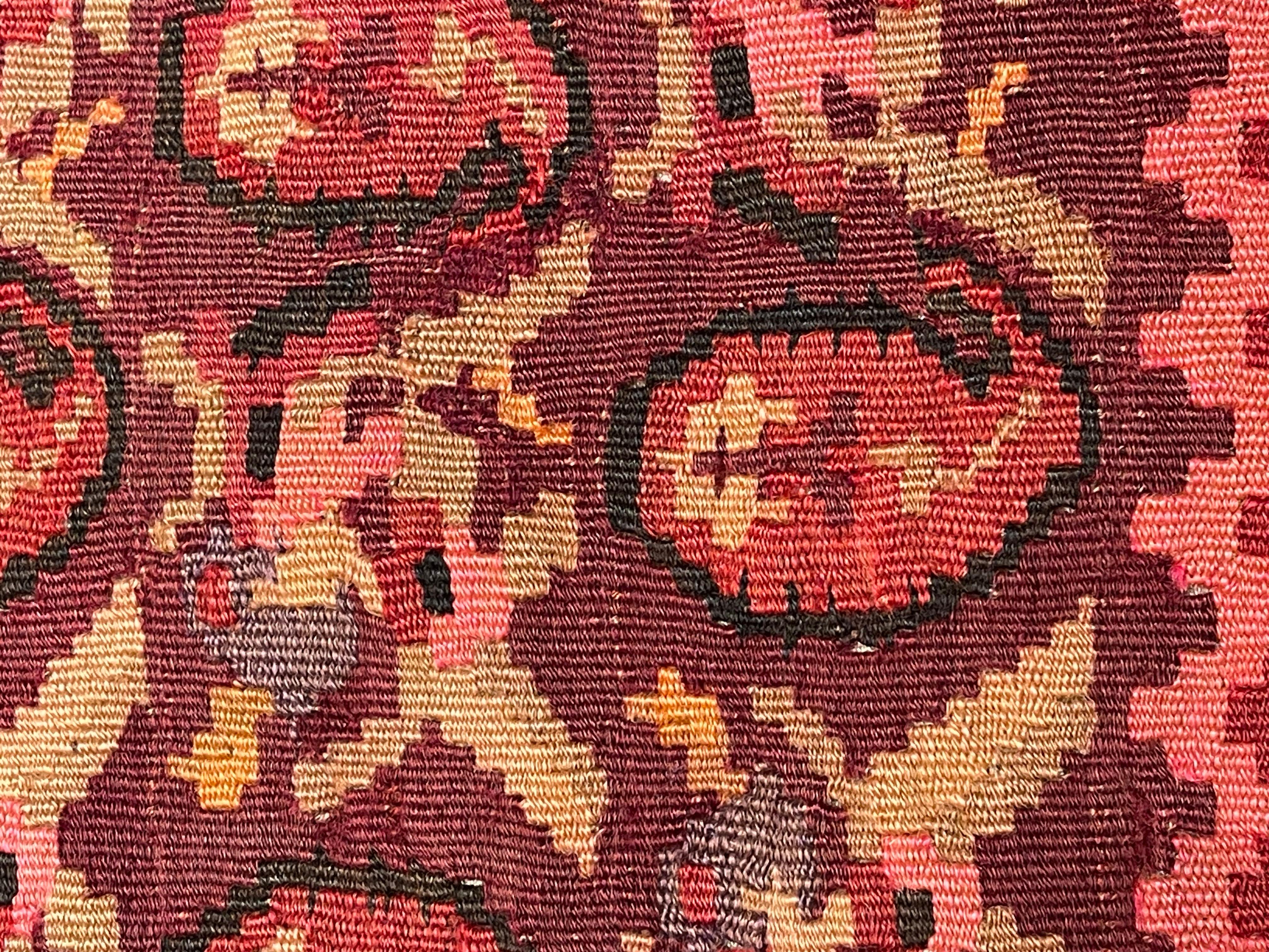 Hemos confeccionado una funda de cojín utilizando las partes intactas de los preciosos kilims viejos y antiguos de alta calidad que no se pueden reparar. Como si de un cuadro se tratara, una parte de la escenografía se recorta de un kilim, e incluso