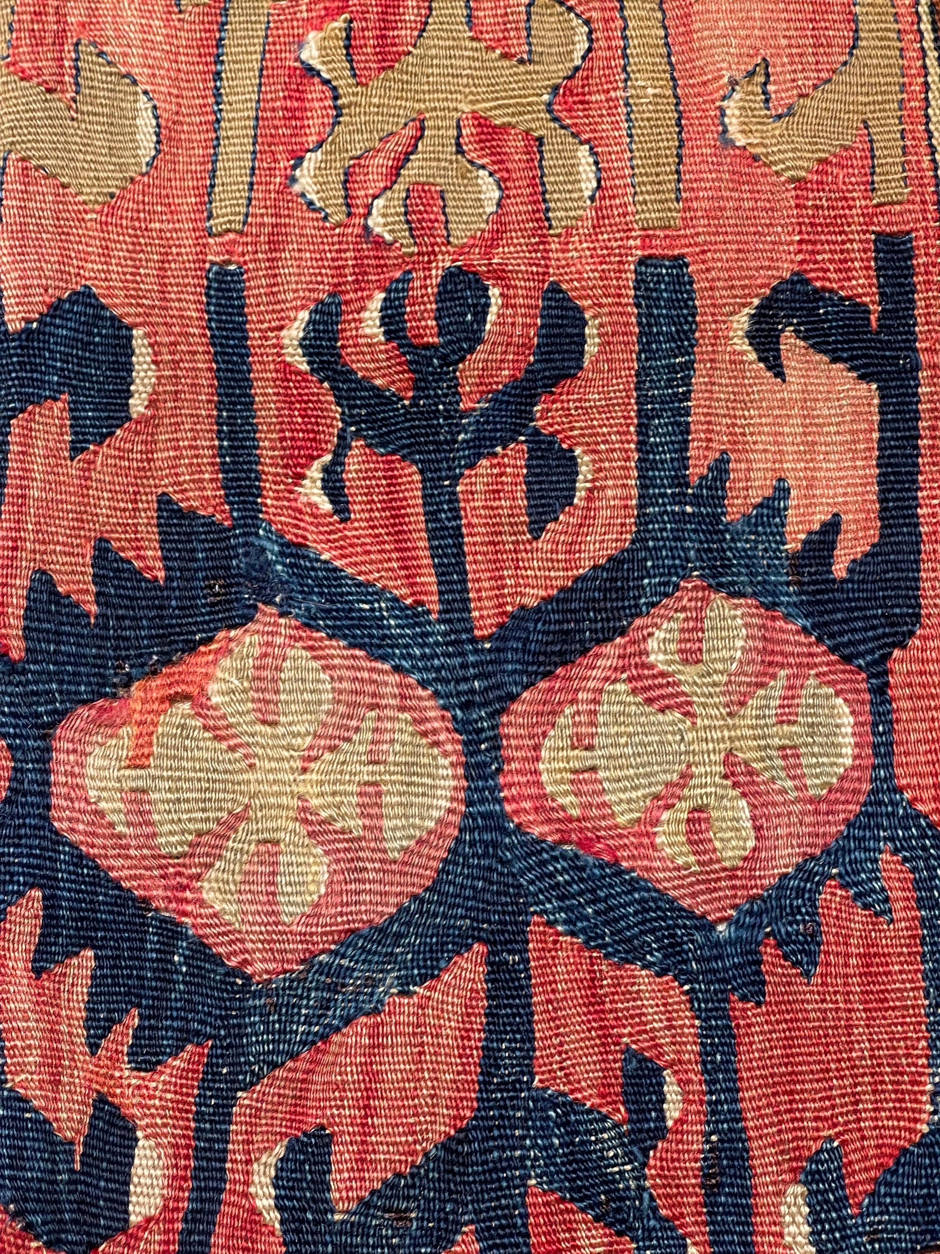 Nous avons fabriqué une housse de coussin en utilisant les parties intactes des kilims anciens et antiques, précieux et de grande qualité, qui ne peuvent être réparés. Comme une peinture, une partie du paysage est découpée dans un kilim, et même