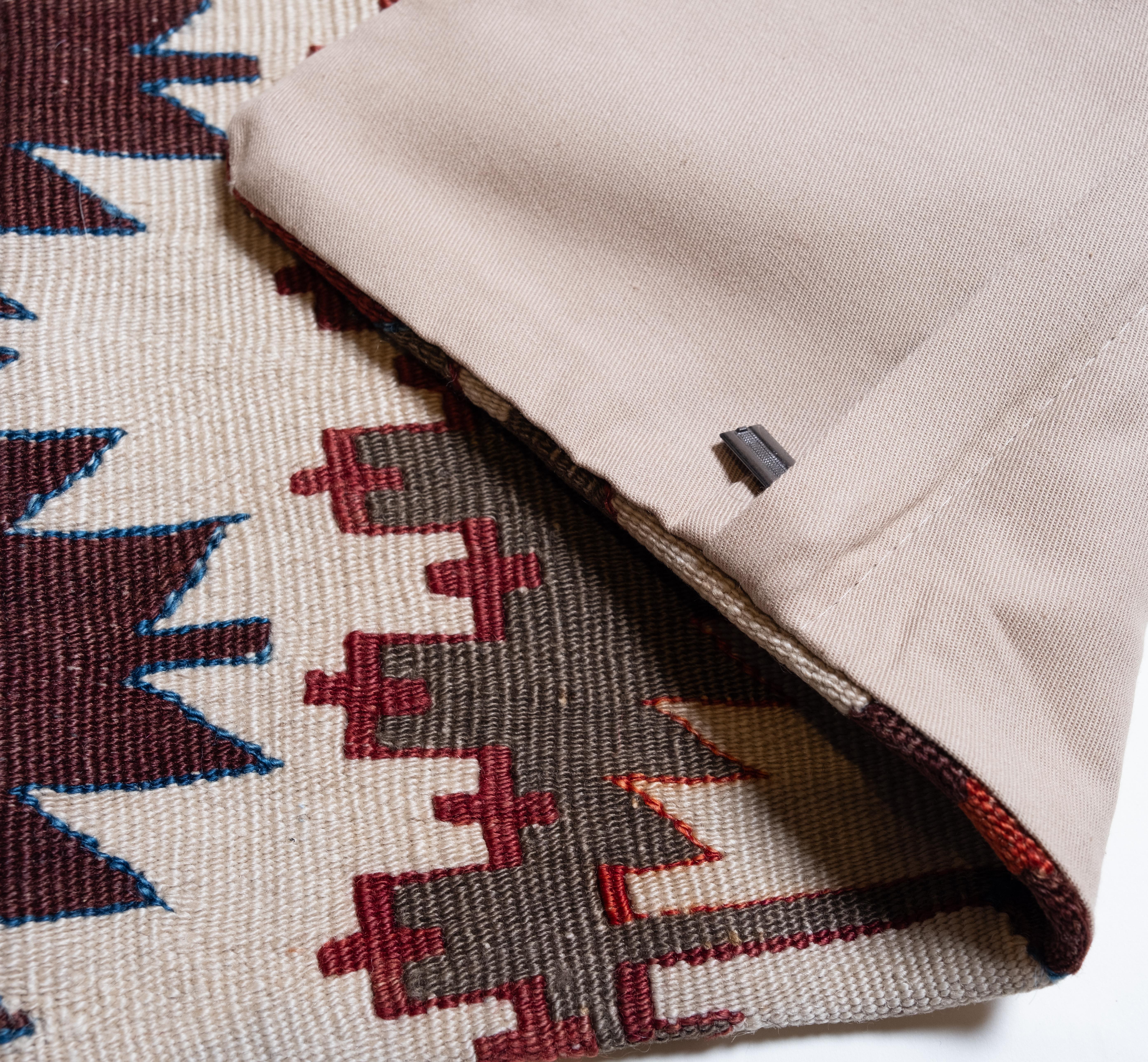Vintage & Old Kilim Cushion Cover, Anatolian Yastik Turkish Modern Pillow 4512 In Good Condition For Sale In Tokyo, JP