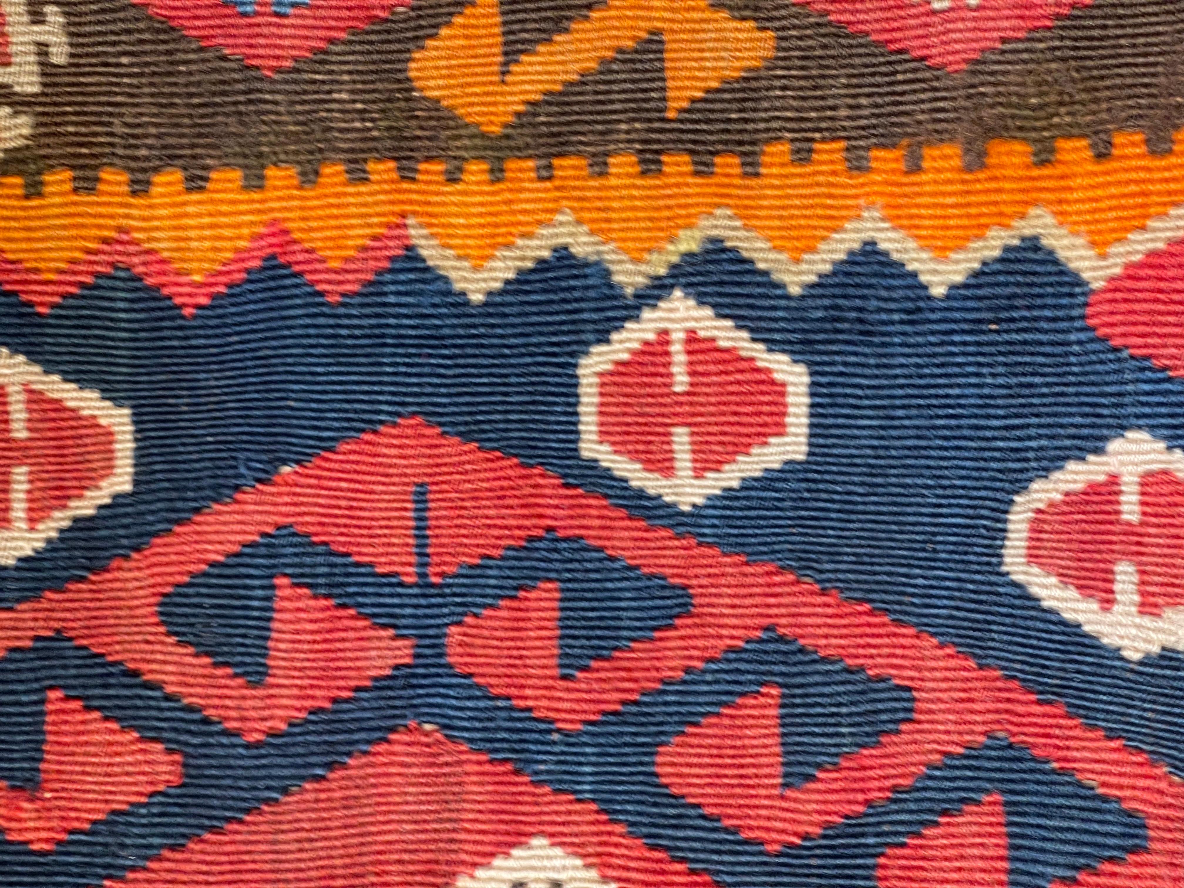 Nous avons fabriqué une housse de coussin en utilisant les parties intactes des kilims anciens et antiques, précieux et de grande qualité, qui ne peuvent être réparés. Comme une peinture, une partie du paysage est découpée dans un kilim, et même