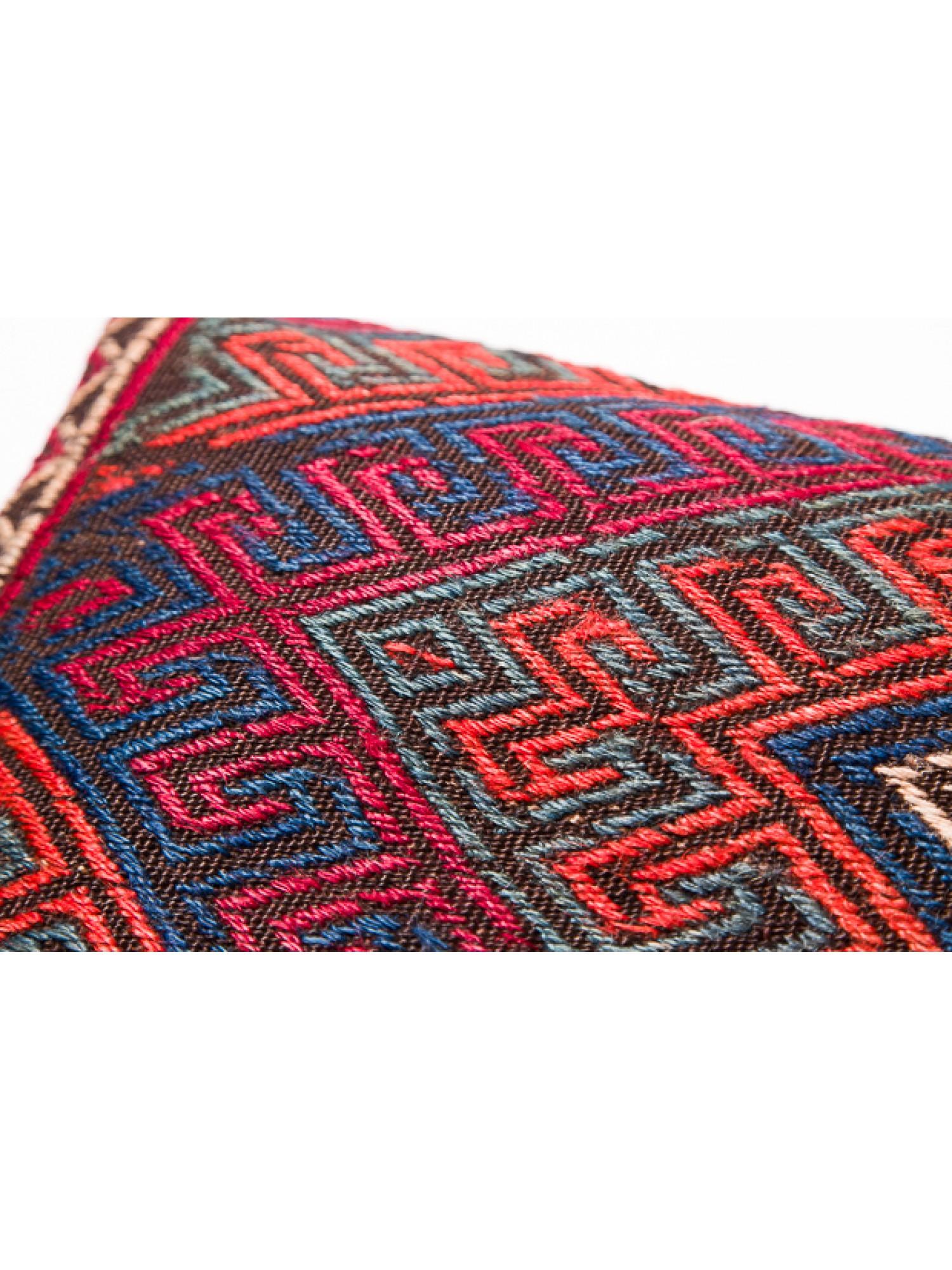 Nous avons fabriqué une housse de coussin en utilisant la partie intacte des kilims anciens et antiques, précieux et de grande qualité, qui ne peuvent être réparés dans leur intégralité. Comme un tableau, une partie du paysage est découpée dans un