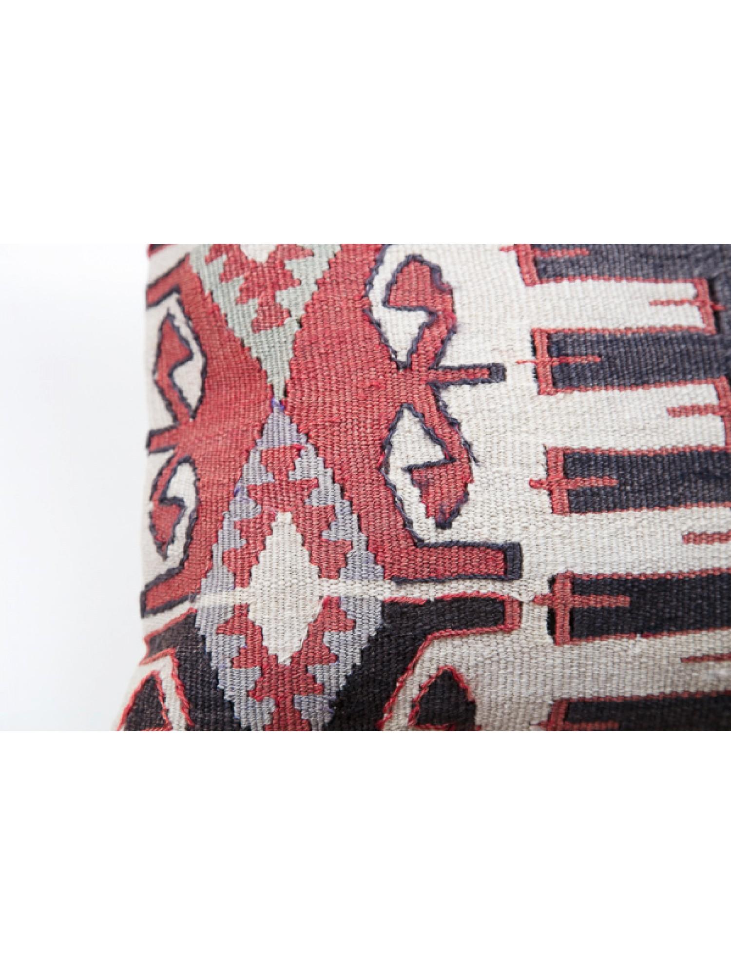 Nous avons fabriqué une housse de coussin en utilisant la partie intacte des kilims anciens et antiques, précieux et de grande qualité, qui ne peuvent être réparés dans leur intégralité. Comme un tableau, une partie du paysage est découpée dans un
