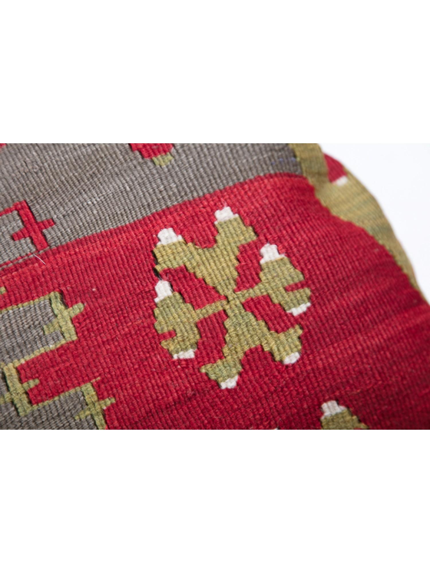 Nous avons fabriqué une housse de coussin en utilisant la partie intacte des kilims anciens et antiques, précieux et de grande qualité, qui ne peuvent être réparés dans leur intégralité. Comme une peinture, une partie du paysage est découpée dans un