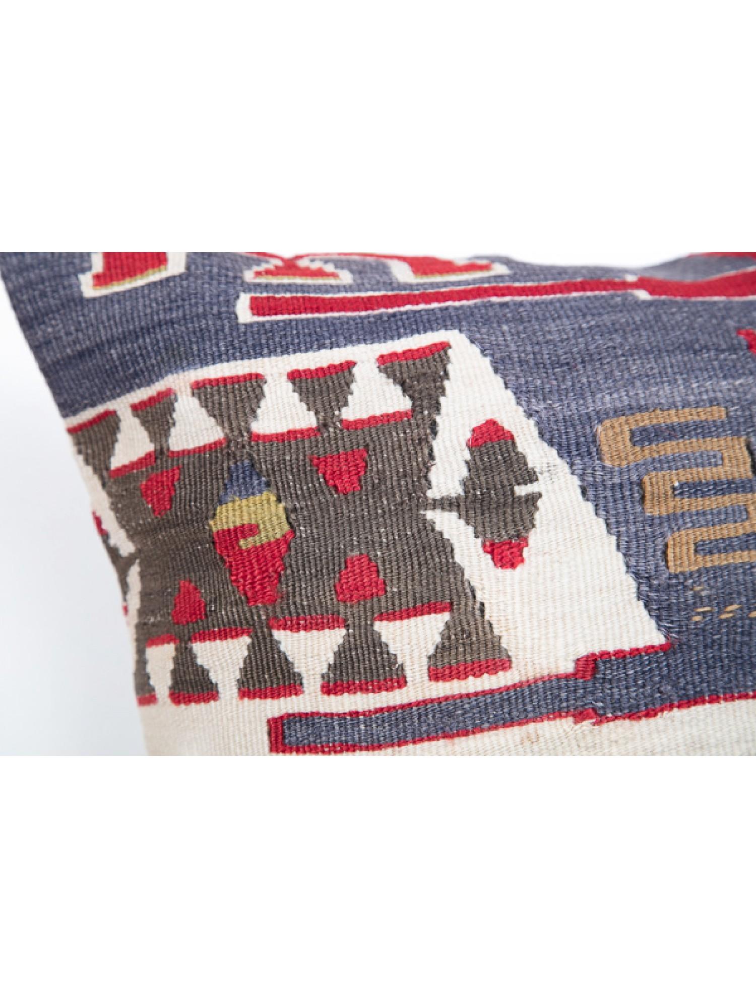 Nous avons fabriqué une housse de coussin en utilisant la partie intacte des kilims anciens et antiques, précieux et de grande qualité, qui ne peuvent être réparés dans leur intégralité. Comme une peinture, une partie du paysage est découpée dans un