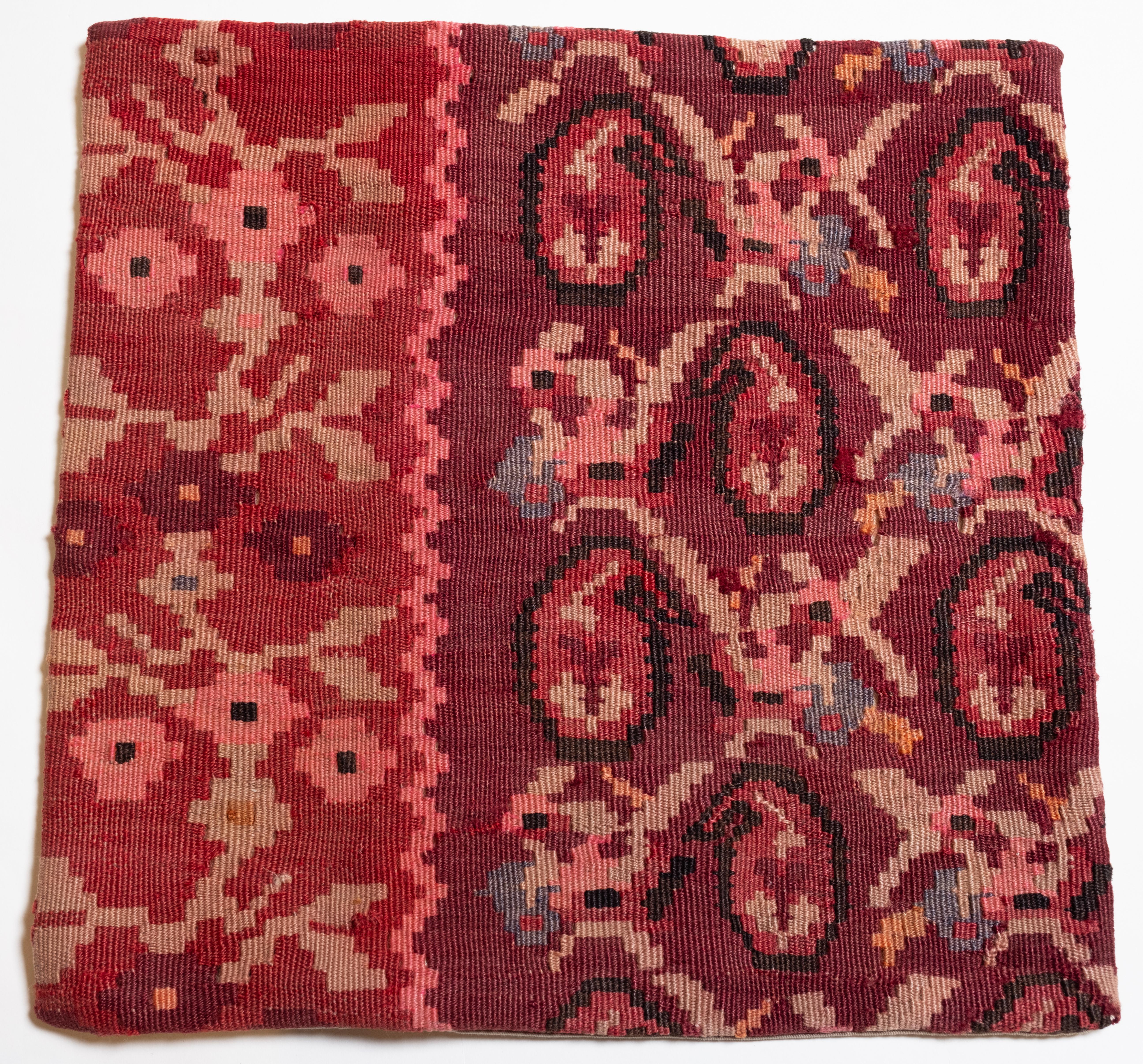 Nous avons fabriqué une housse de coussin en utilisant les parties intactes des kilims anciens et antiques, précieux et de grande qualité, qui ne peuvent être réparés. Comme une peinture, une partie du paysage est découpée dans un kilim, et même