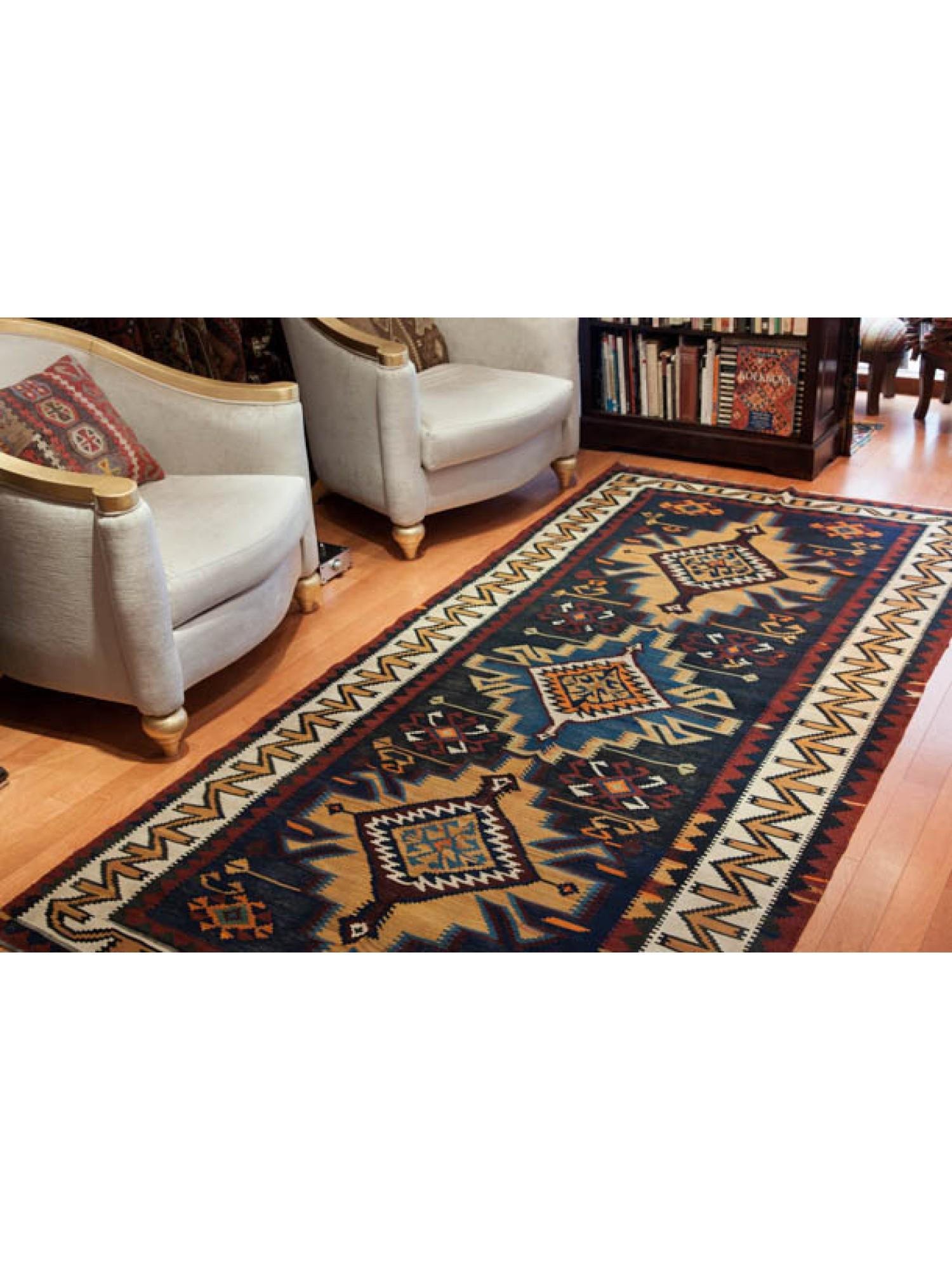 This is a Caucasian Old Kilim from the Kuba (Quba) region in Azerbaijan, with a beautiful color composition.
Kuba is located near Tagestan, north of Azerbaijan, and is beside the Caspian Sea. This region is a mountainous area between the Caspian Sea