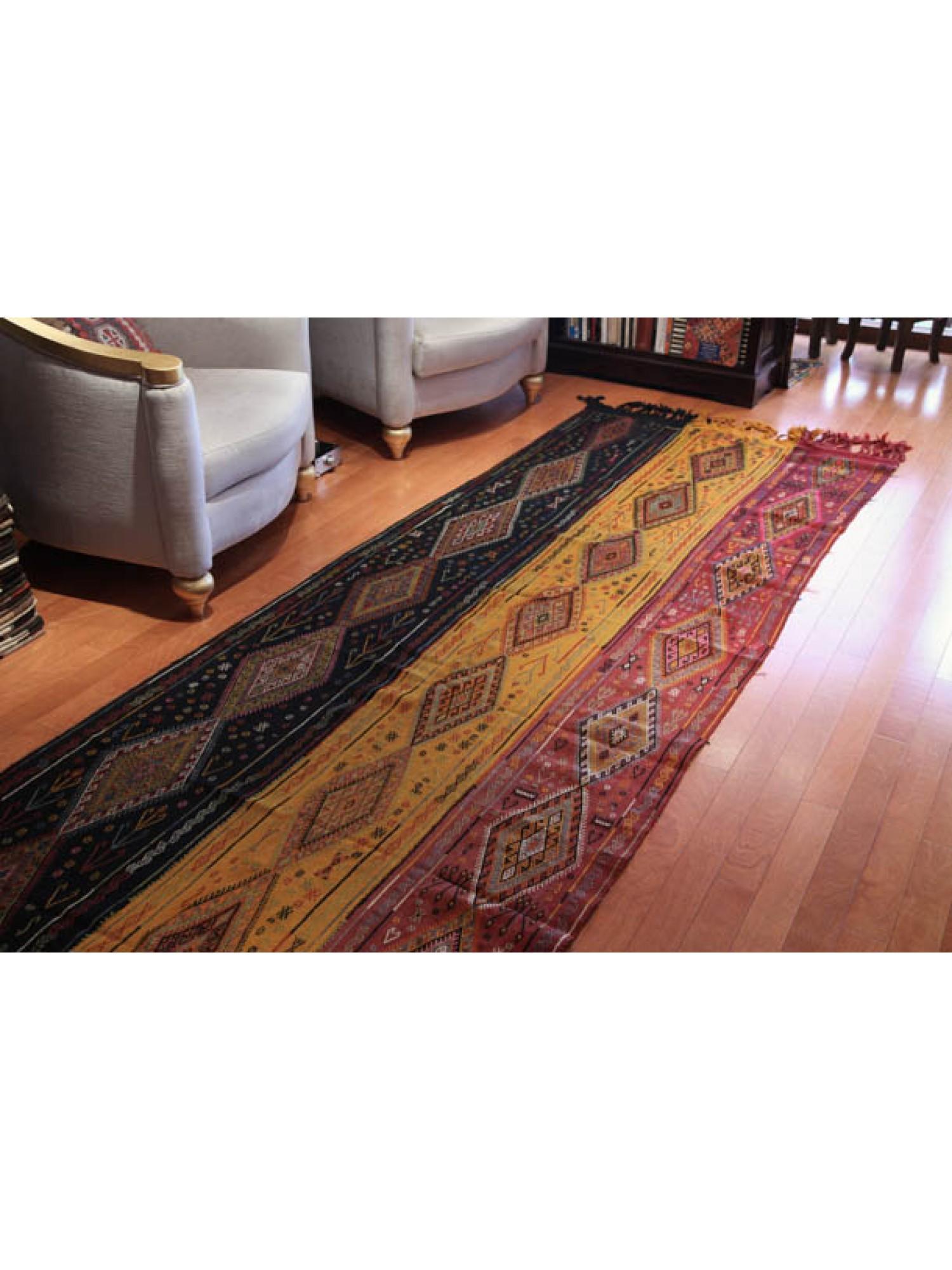 Il s'agit d'un ancien Kilim Cecim du sud-est de l'Anatolie, provenant de la région de Malatya, dont la composition des couleurs est rare et magnifique.

Le beau jijim s'applique à l'étoffe douce à trois couleurs, longue verticalement, tissée avec