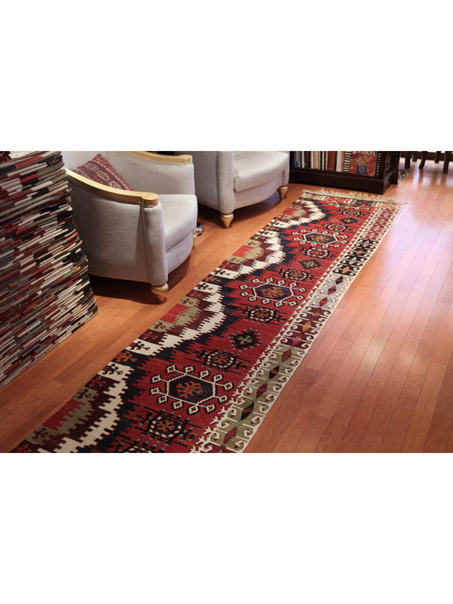 Se trata de un Kilim Vintage de Anatolia Meridional, procedente de la región de Malatya, con una composición de colores rara y hermosa.

Originalmente era un kilim con dos mitades, pero ésta es una mitad. Es una pieza colorida con un gran medallón