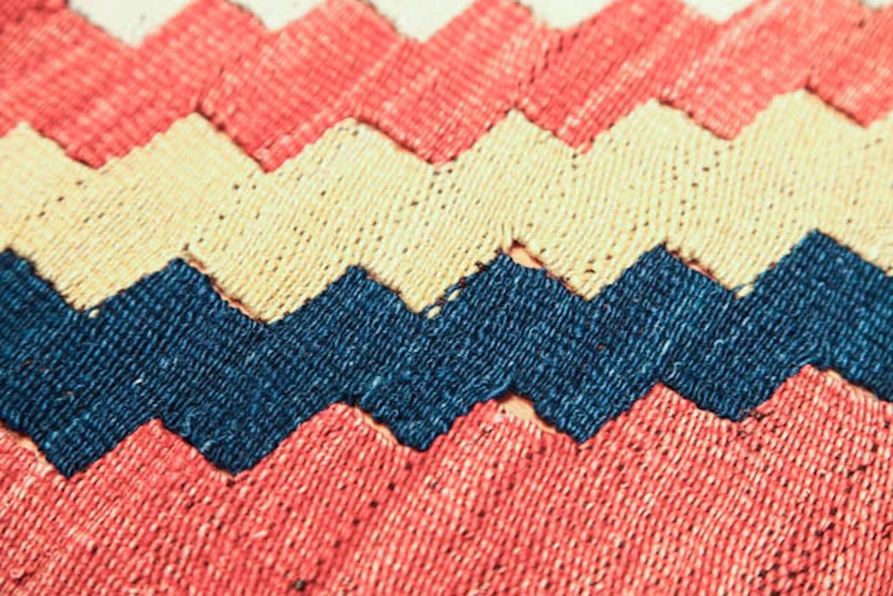 Il s'agit d'un ancien kilim provenant de Manastir, en Anatolie centrale. À première vue, il donne une impression complètement différente des autres kilims d'Anatolie centrale, tant au niveau de la couleur que du design.

Les kilims Manastir ont été