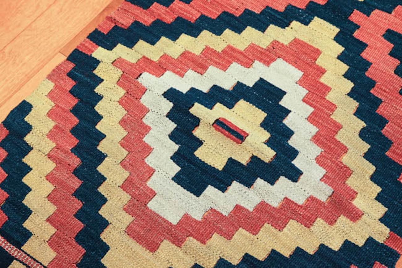 Teinture végétale Vintage Old Manastir Kilim Central Anatolian Rug Natural Turkish Carpet en vente