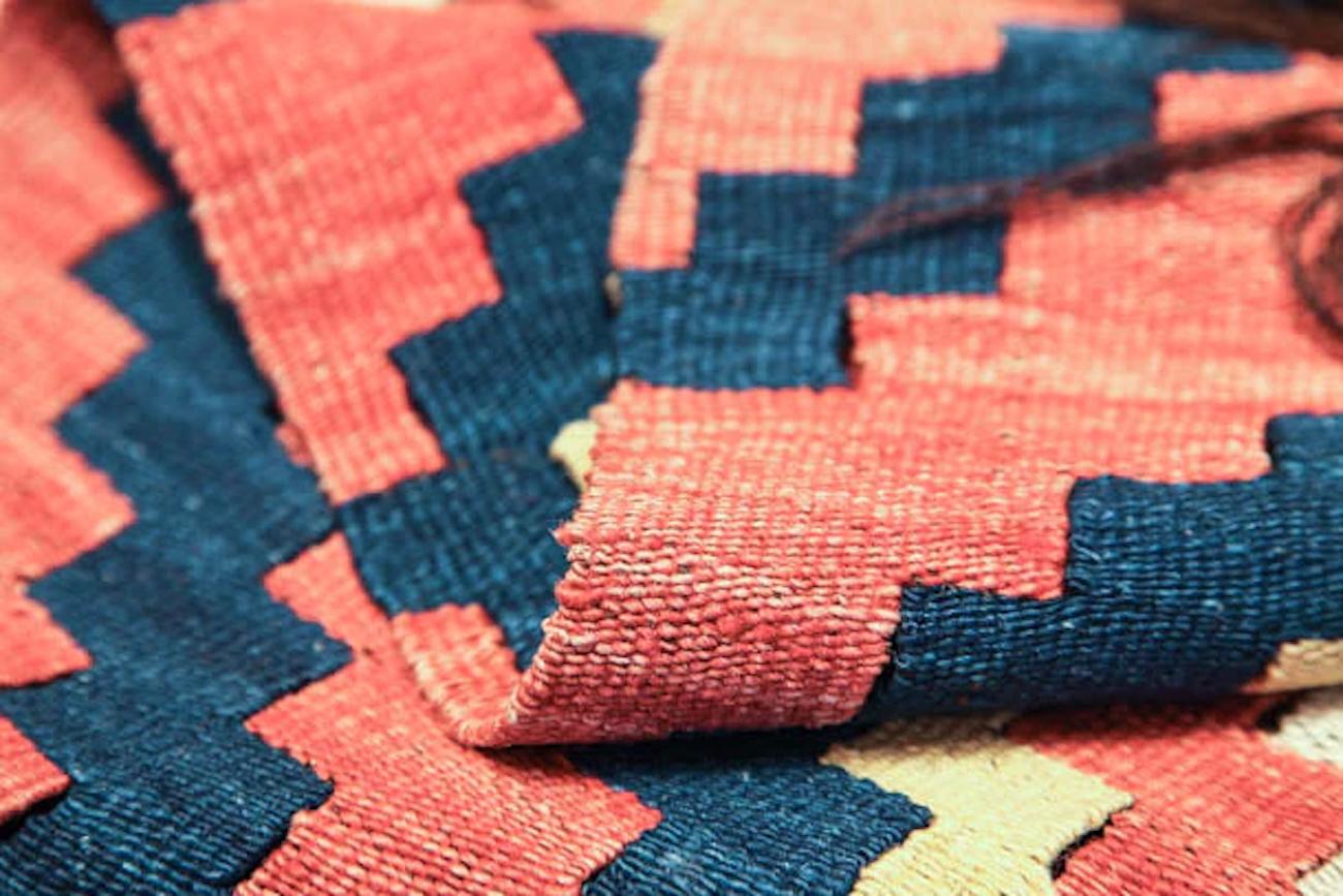 20ième siècle Vintage Old Manastir Kilim Central Anatolian Rug Natural Turkish Carpet en vente