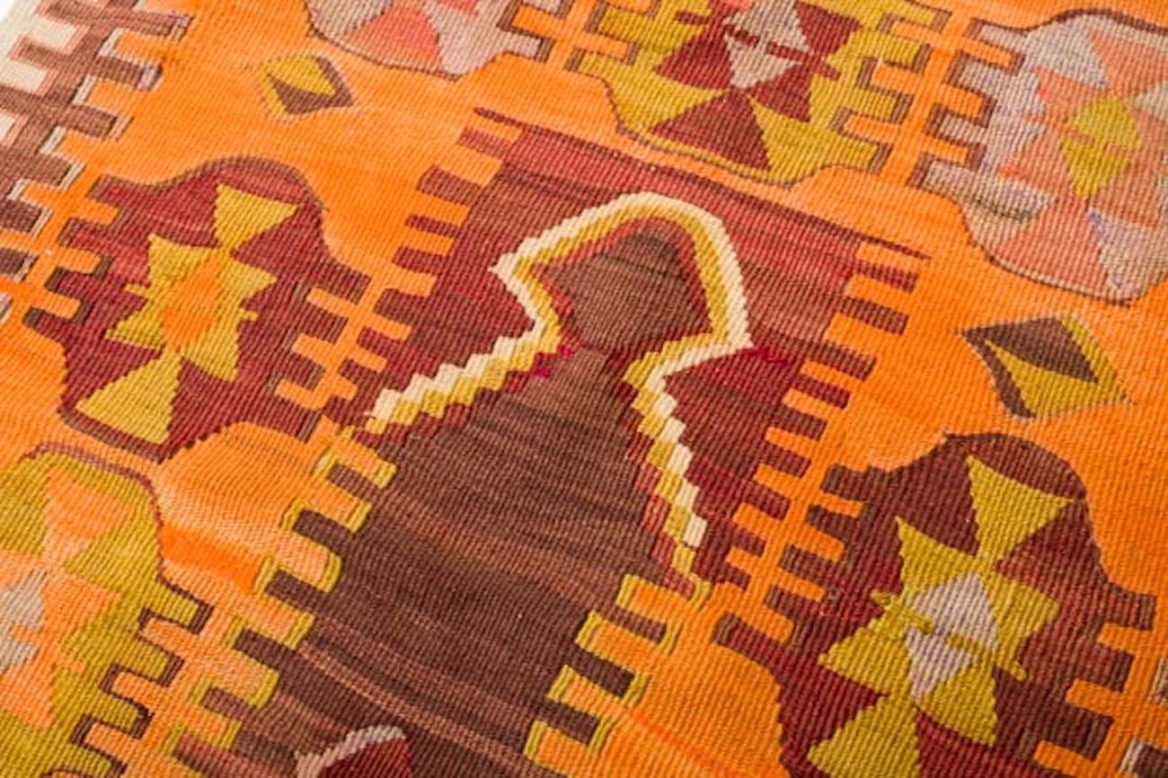 Si tratta di un kilim in stile Mihrab, tradizionalmente tessuto a mano e proveniente dalla Türkiye, realizzato al 100% in lana e che misura 76 cm x 116 cm.

Design/One e colori
Questo kilim presenta il classico disegno del Mihrab, comunemente
