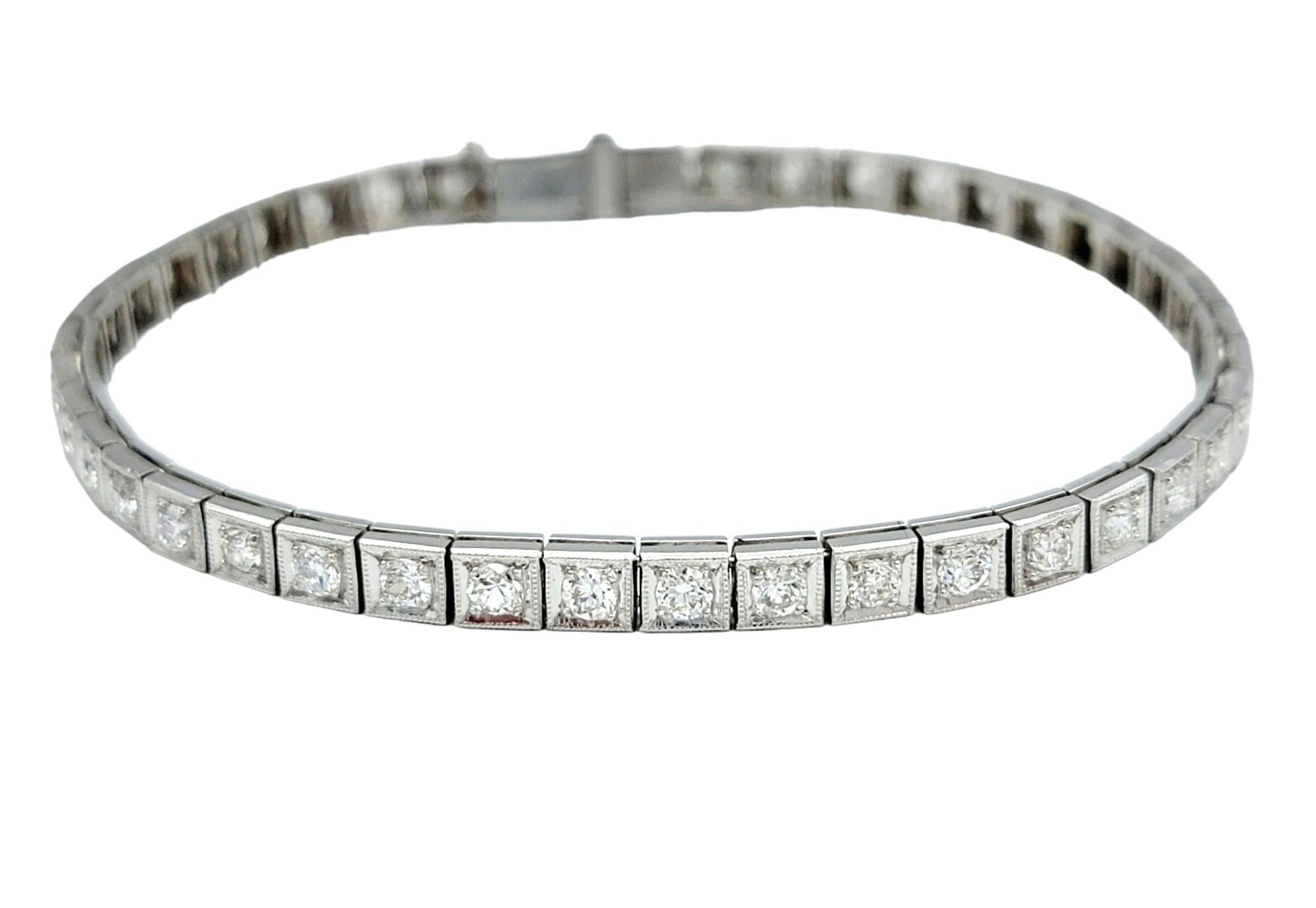 Contemporaneo Bracciale Tennis Vintage con Diamanti Mine e Diamanti Taglio Rotondo con Grana in Platino in vendita