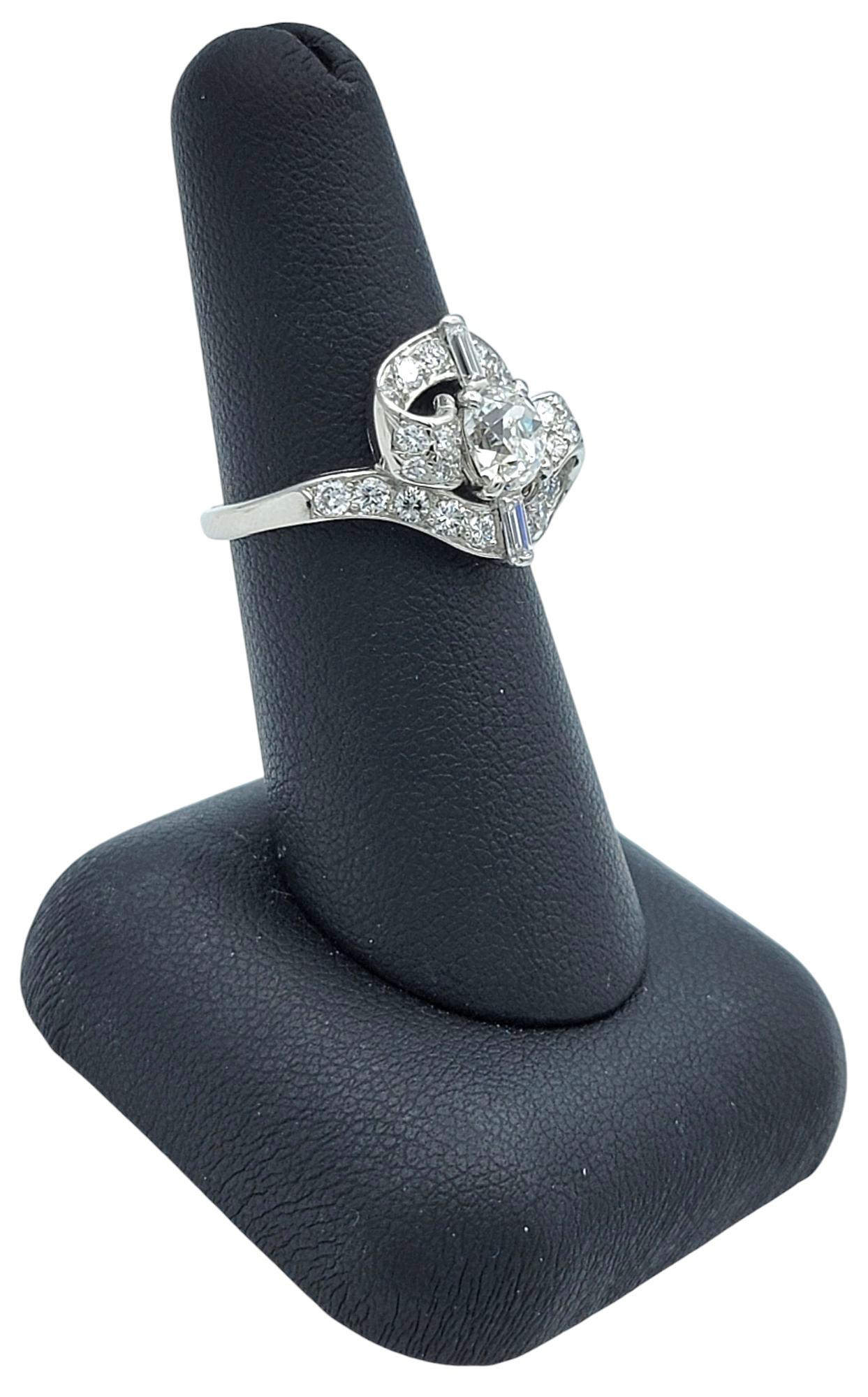 Bague cocktail bypass vintage ancienne mine, baguette et diamant rond en platine en vente 5