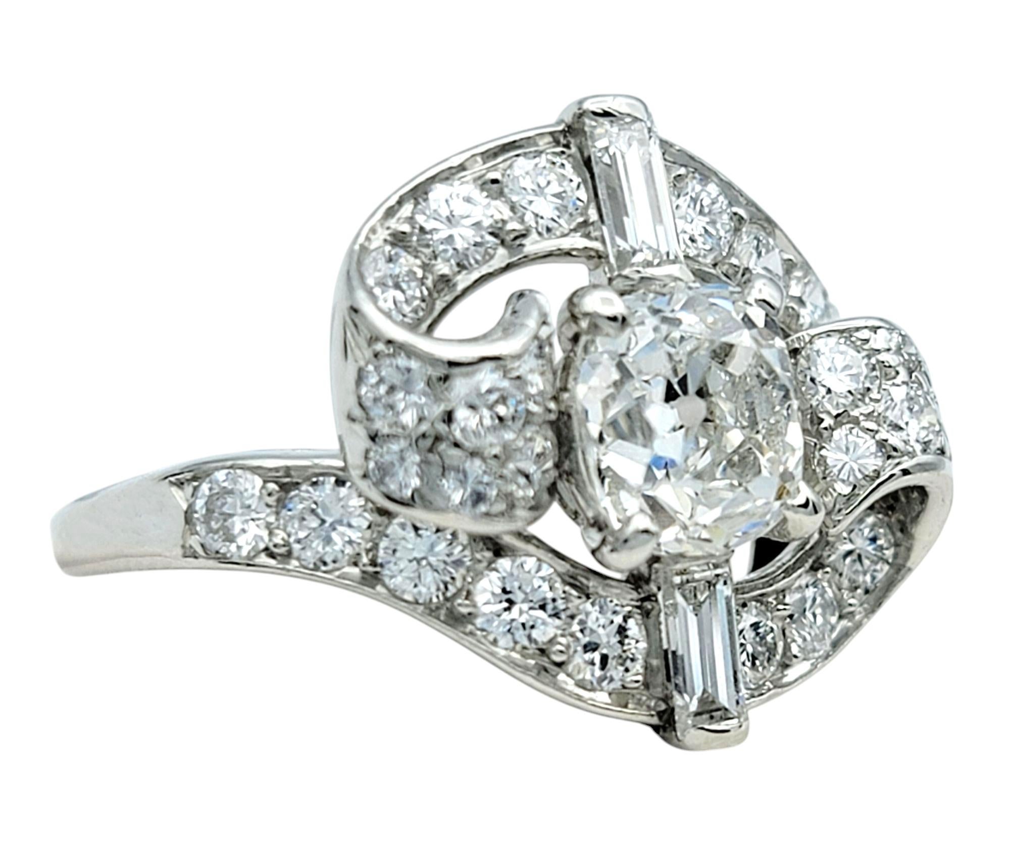 Contemporain Bague cocktail bypass vintage ancienne mine, baguette et diamant rond en platine en vente