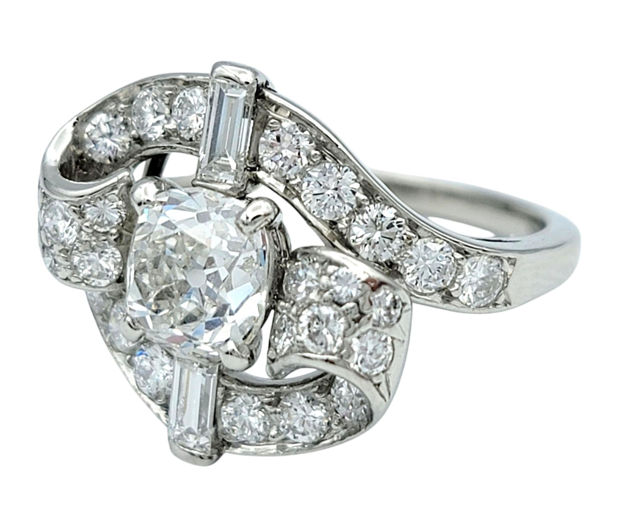 Taille vieille mine Bague cocktail bypass vintage ancienne mine, baguette et diamant rond en platine en vente
