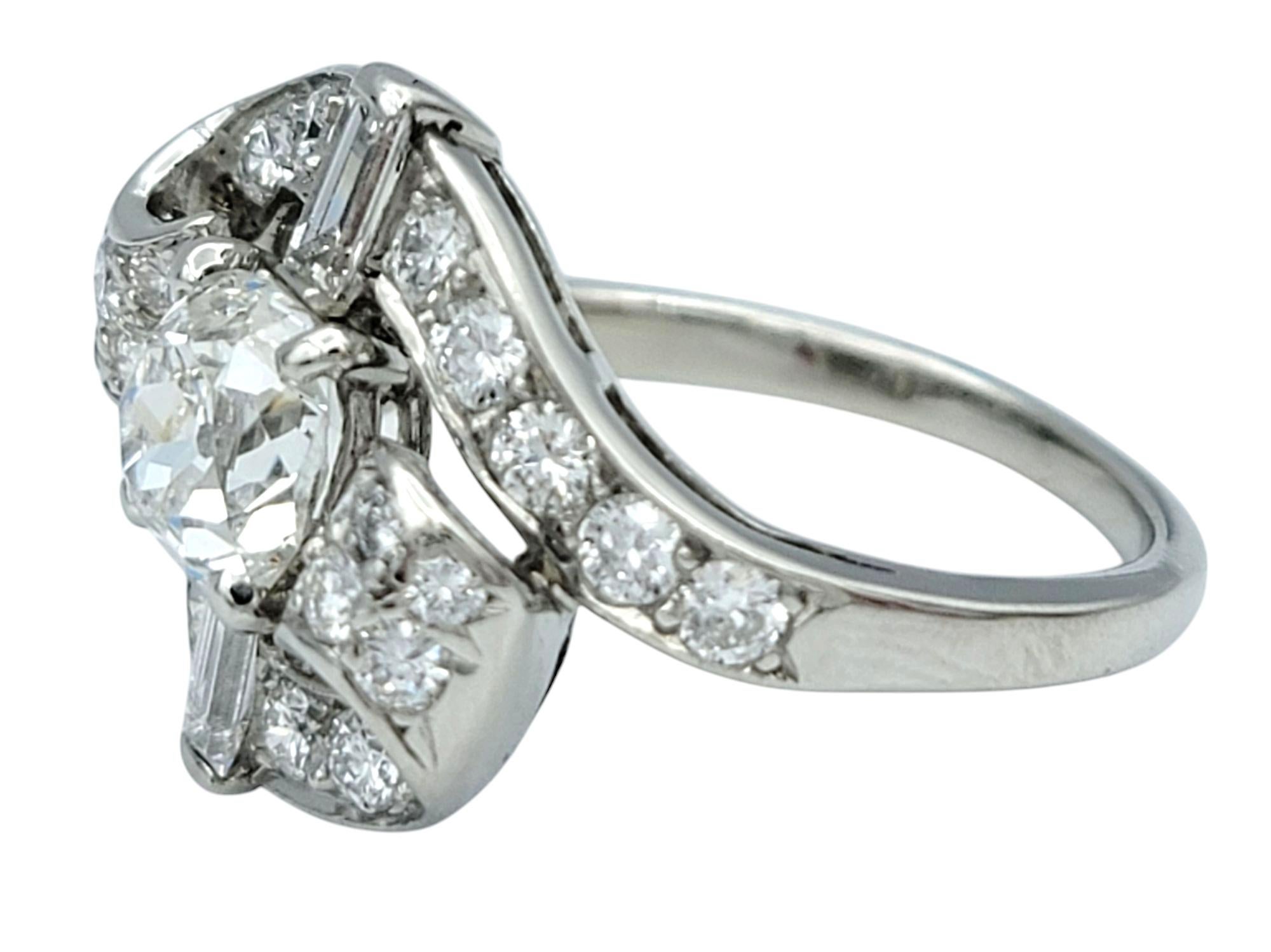 Bague cocktail bypass vintage ancienne mine, baguette et diamant rond en platine Bon état - En vente à Scottsdale, AZ