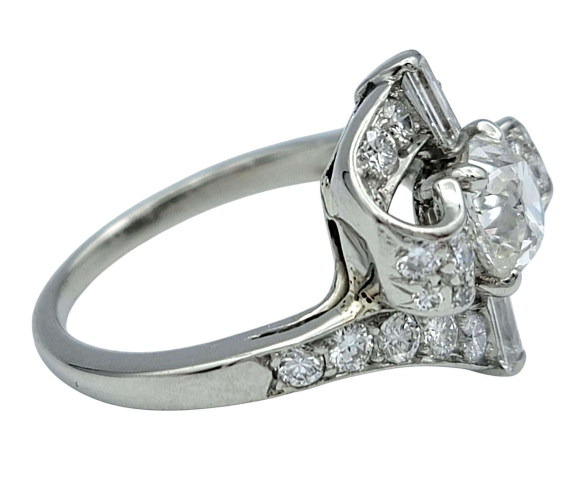 Bague cocktail bypass vintage ancienne mine, baguette et diamant rond en platine Pour femmes en vente