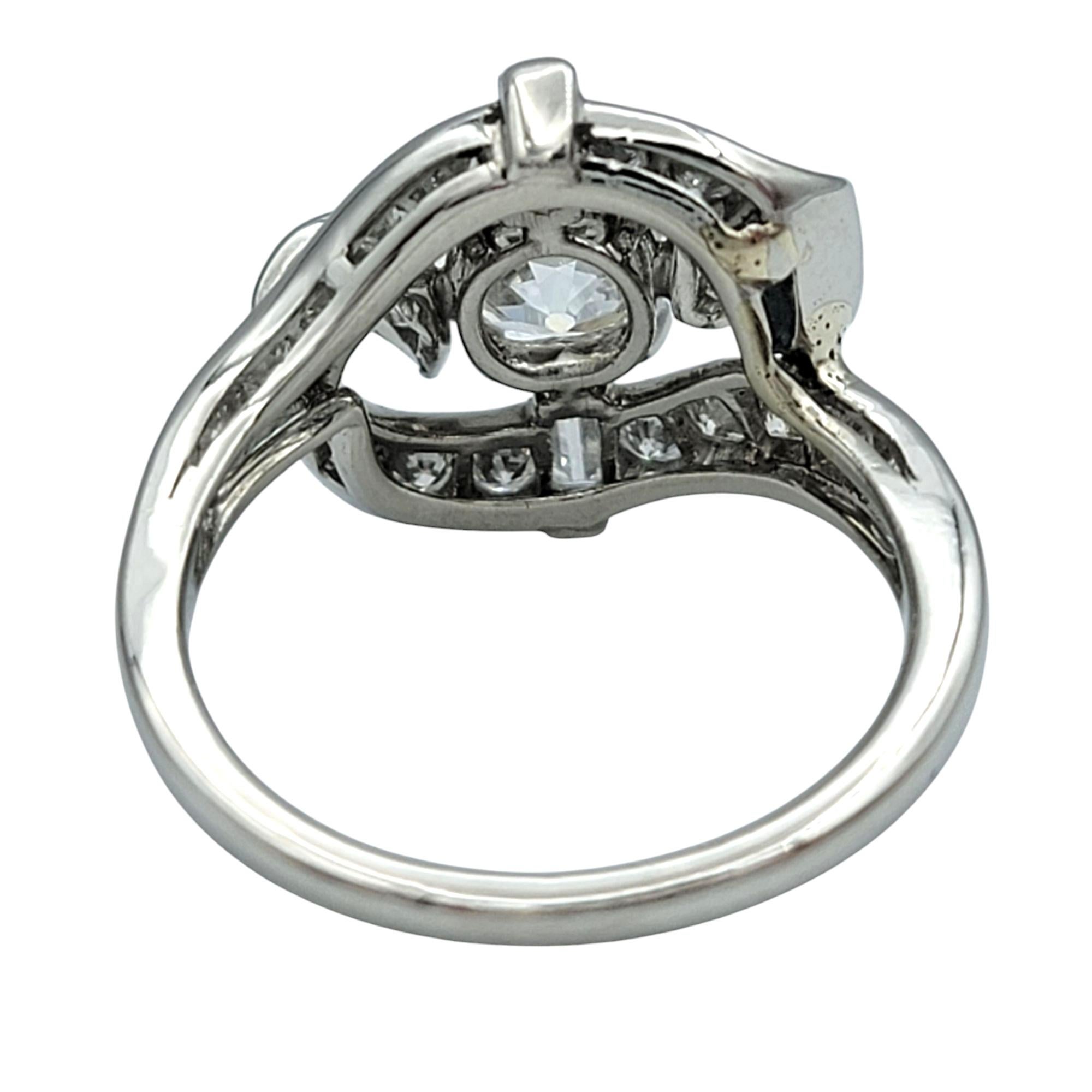 Bague cocktail bypass vintage ancienne mine, baguette et diamant rond en platine en vente 1