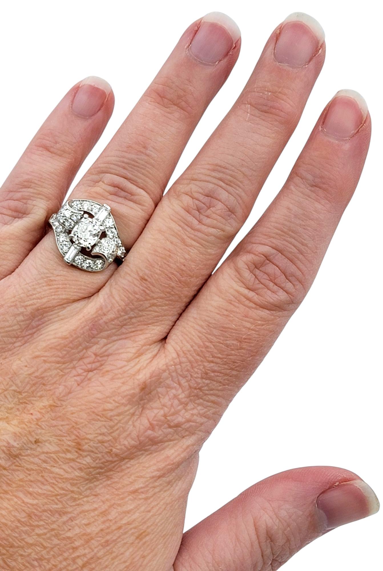 Bague cocktail bypass vintage ancienne mine, baguette et diamant rond en platine en vente 2