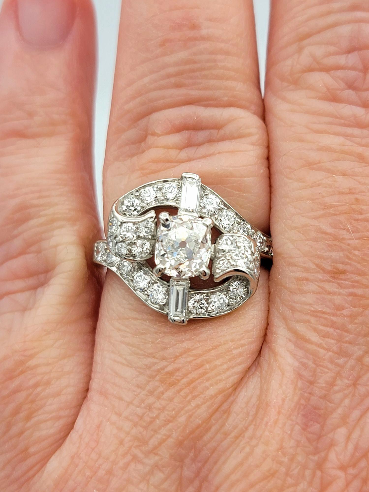 Bague cocktail bypass vintage ancienne mine, baguette et diamant rond en platine en vente 3