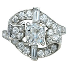 Anello Cocktail Vintage Bypass con diamanti tondi e baguette in platino