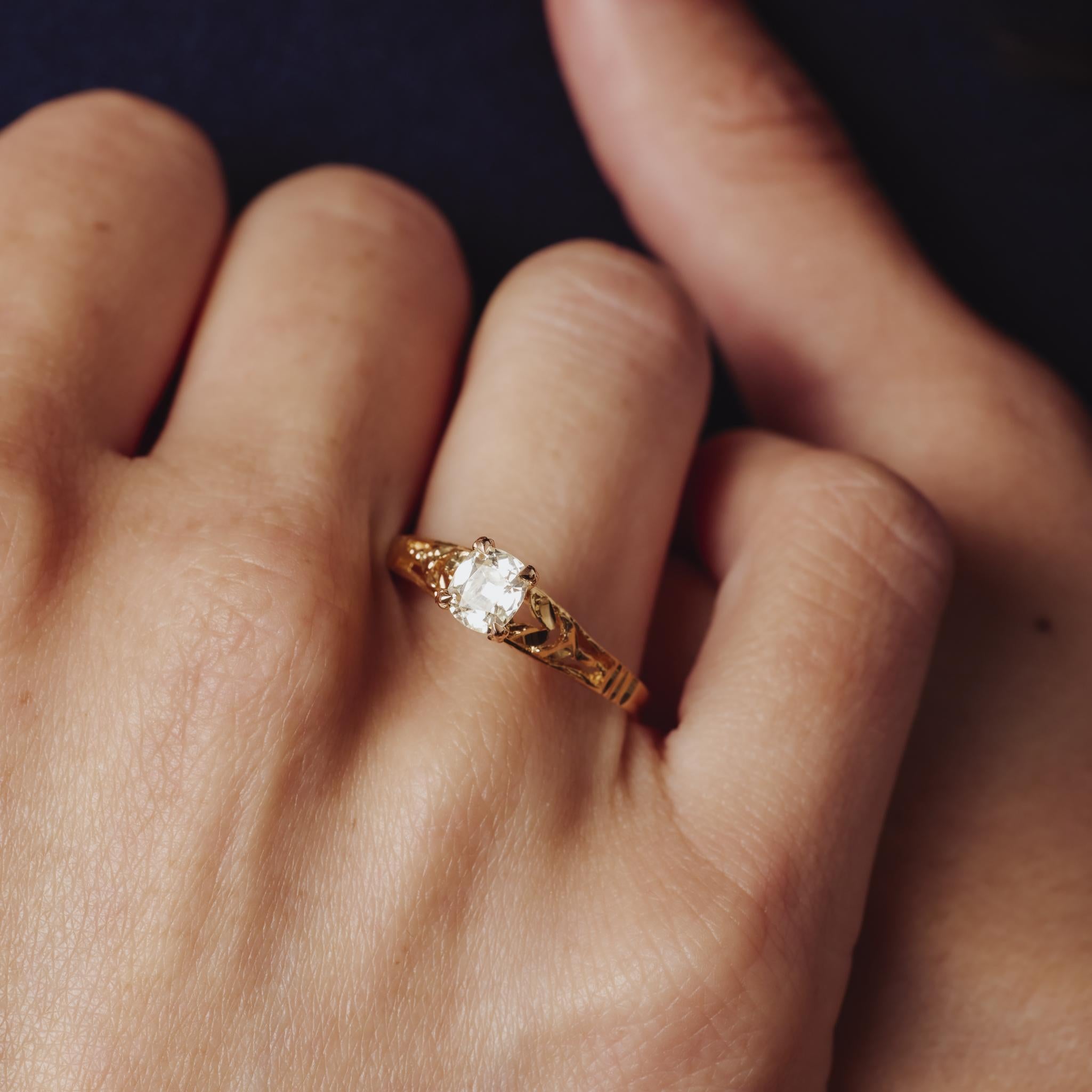 Dieser zeitlose Ring im Vintage-Stil aus den 1970er Jahren präsentiert einen länglichen Diamanten im Altminenschliff von 0,57 Karat in einer warmen Fassung aus 18 Karat Gelbgold, die seine anmutigen Proportionen und sein sanftes Funkeln hervorhebt.