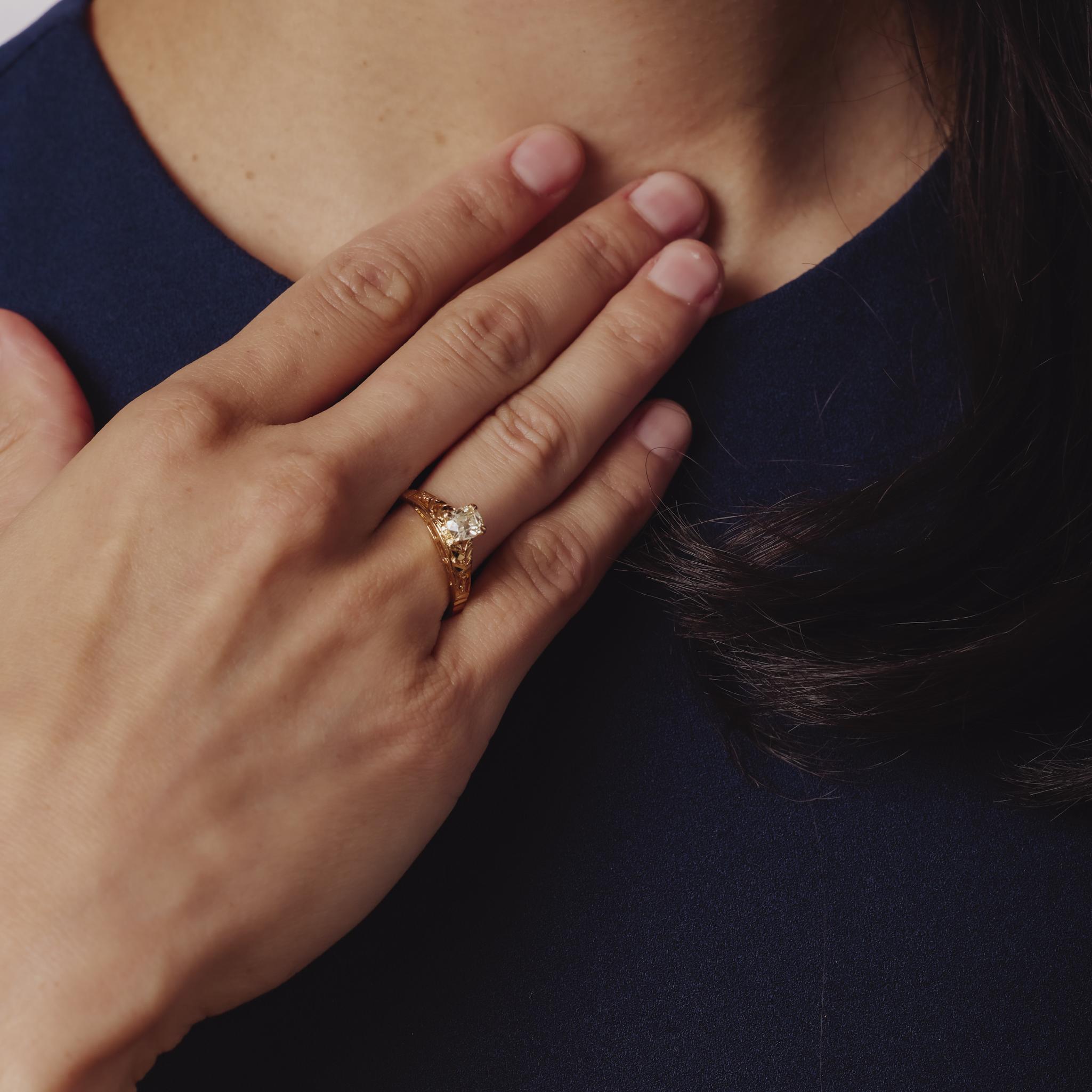 Vintage old mine cut Diamant 18k Gelbgold Solitär Verlobungsring Damen im Angebot