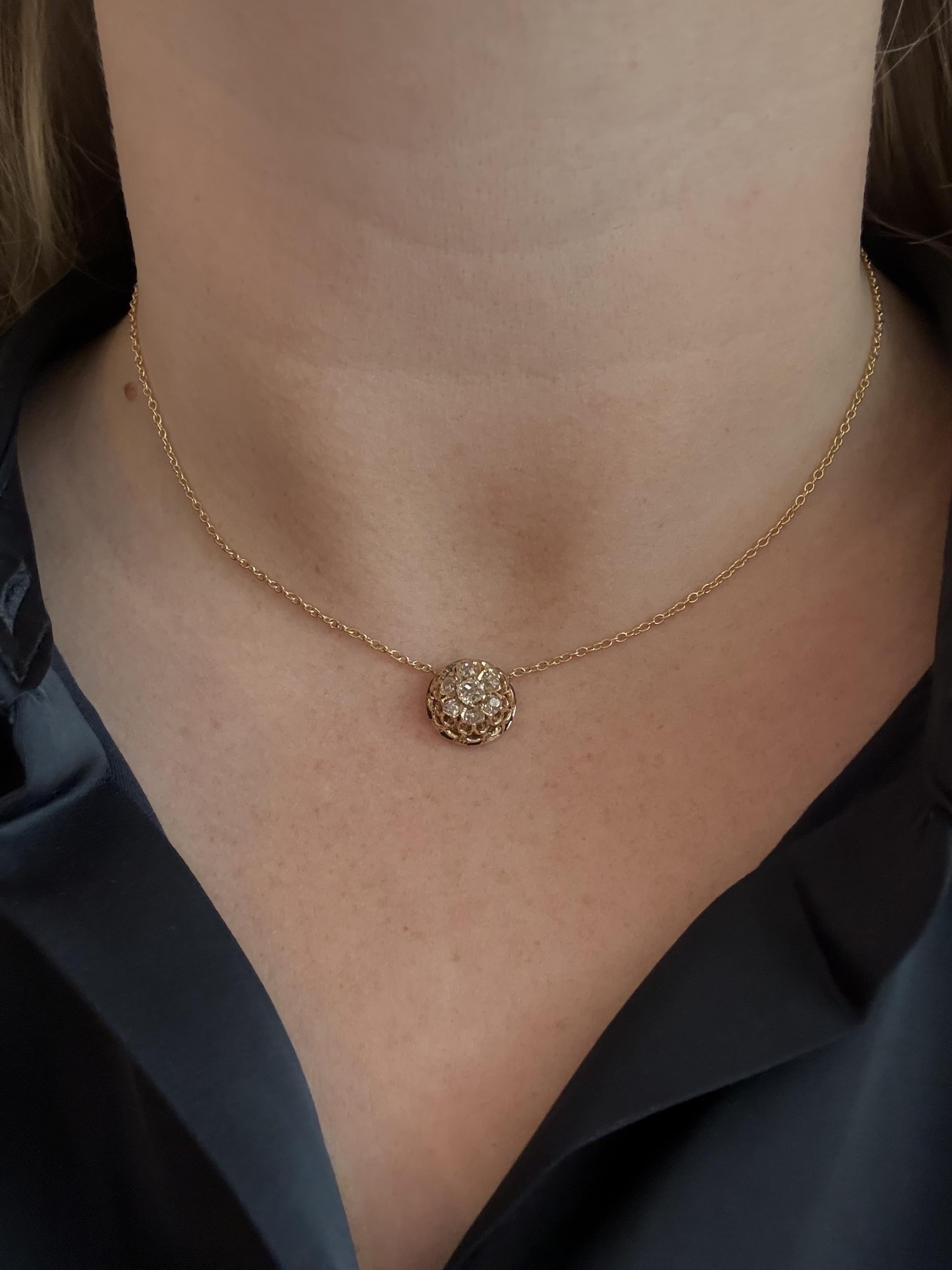 Adoriamo questa collana vintage!!!
Un bel diamante dal taglio antico!!!

Dettagli della collana
Materiale: Oro 14
Larghezza del ciondolo: 1/2 pollice
Peso: 4.8 grammi
Lunghezza della catena: 16 pollici
Lunghezza della collana: 16,5