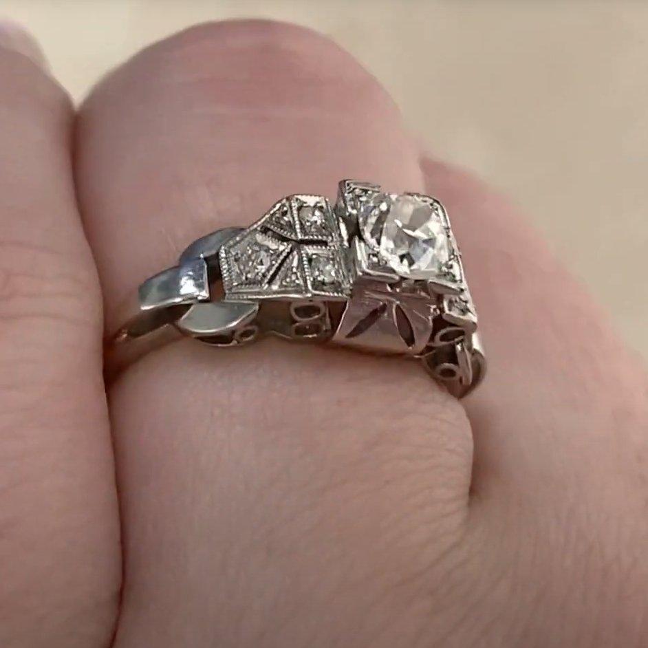 Taglio vecchia miniera Anello di fidanzamento vintage con diamanti taglio mine (circa 0,50 carati), platino in vendita