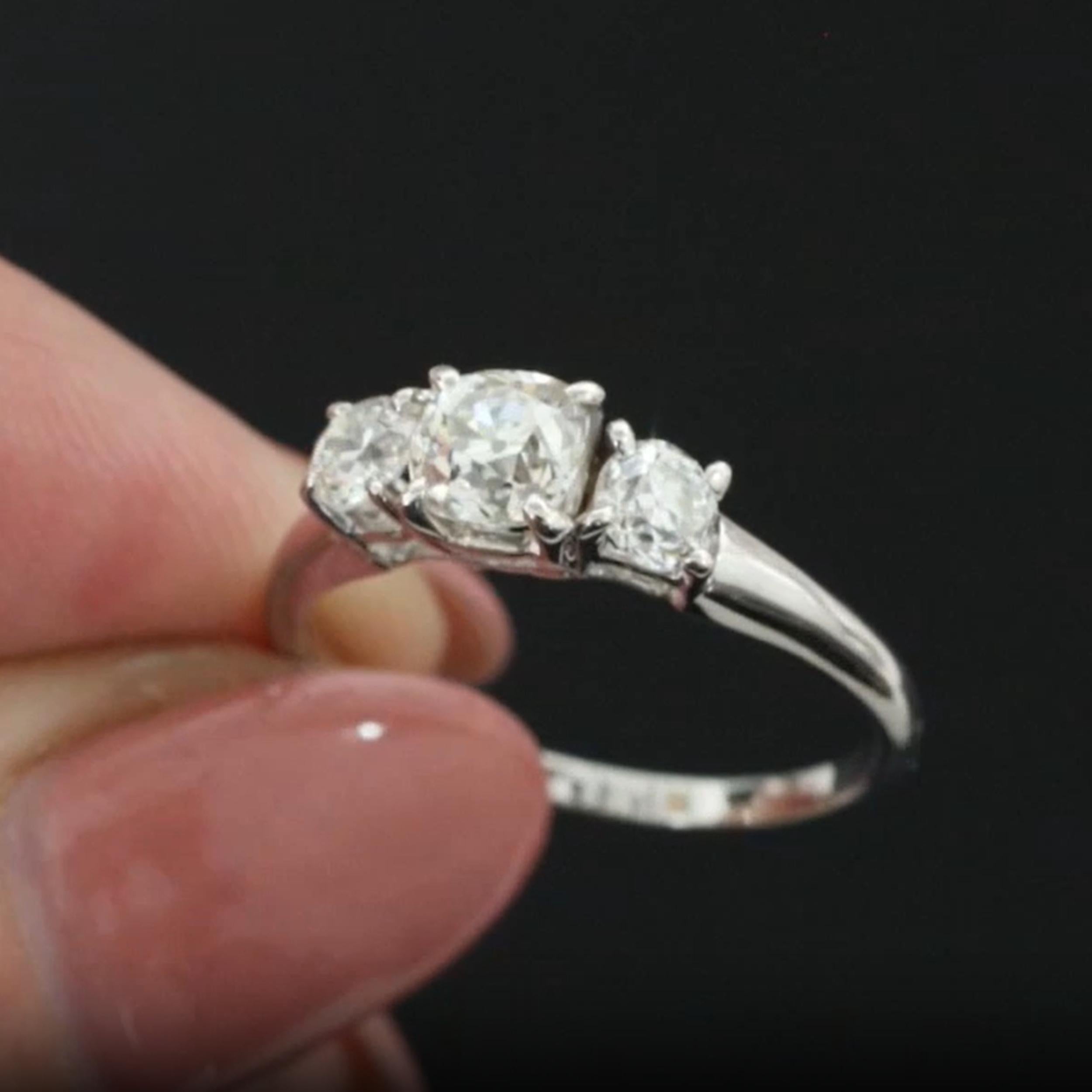 💎 Metallo: Oro bianco 14k
💫 Peso totale dei carati: 1,15ct
✨ Diamante centrale: 0,70ct Taglio Old Mine (Colore I, Chiarezza VS2)
💎 Diamanti laterali: 0,45ct Vecchio taglio europeo (colore G-H, purezza VS)
📏 Dimensioni dell'anello: 5,0 mm di