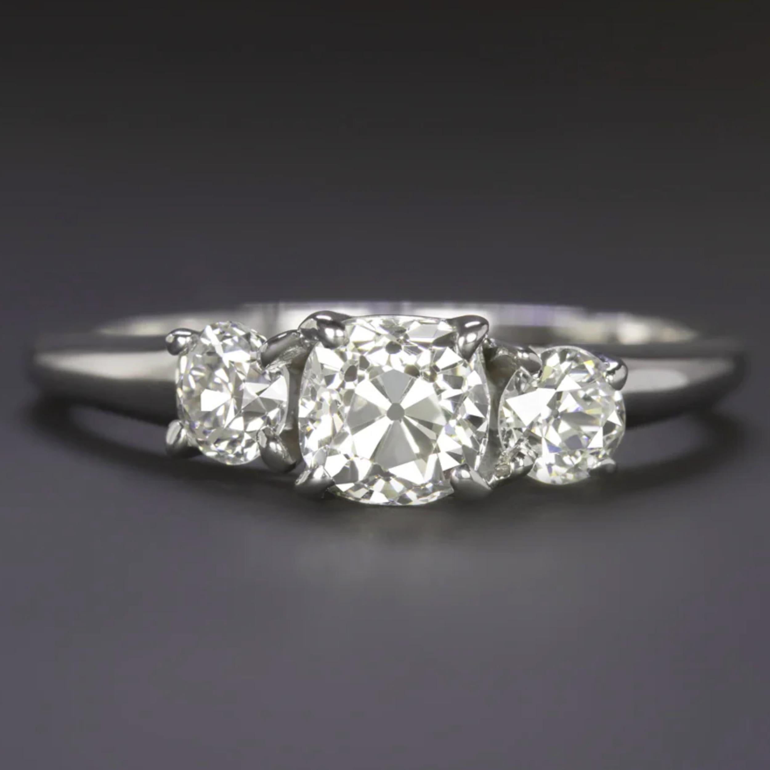 Art Déco Anello di fidanzamento a tre pietre con diamante Old Mine Cut d'epoca in oro bianco 14 carati in vendita