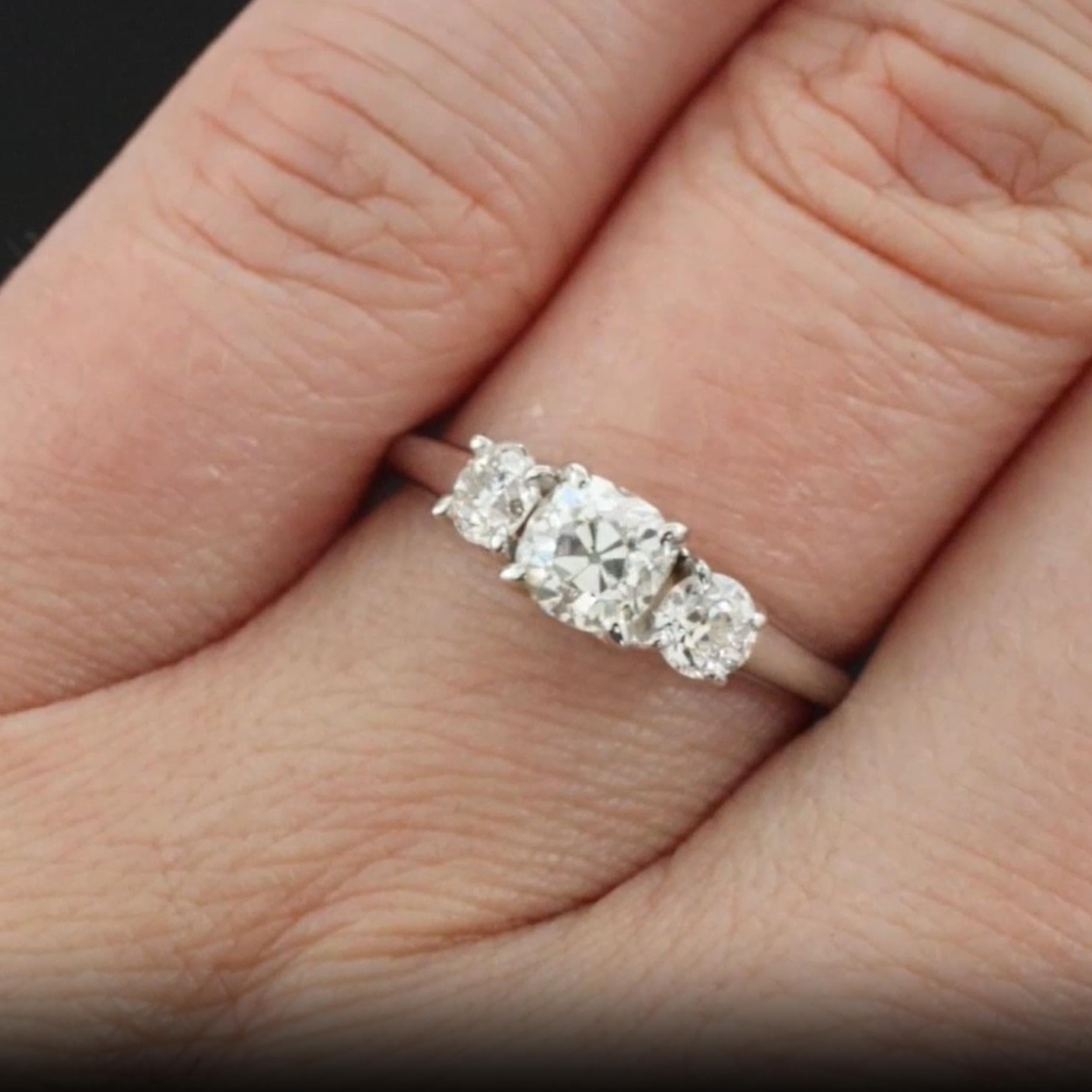 Taglio vecchia miniera Anello di fidanzamento a tre pietre con diamante Old Mine Cut d'epoca in oro bianco 14 carati in vendita