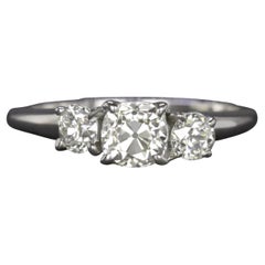 Anello di fidanzamento a tre pietre con diamante Old Mine Cut d'epoca in oro bianco 14 carati