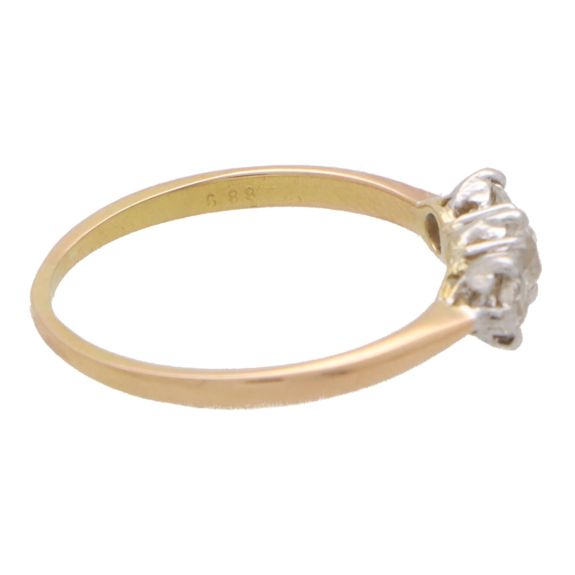 Vintage Old Mine Cut Diamond Drei Stein Ring in 18k Gold (Viktorianisch) im Angebot