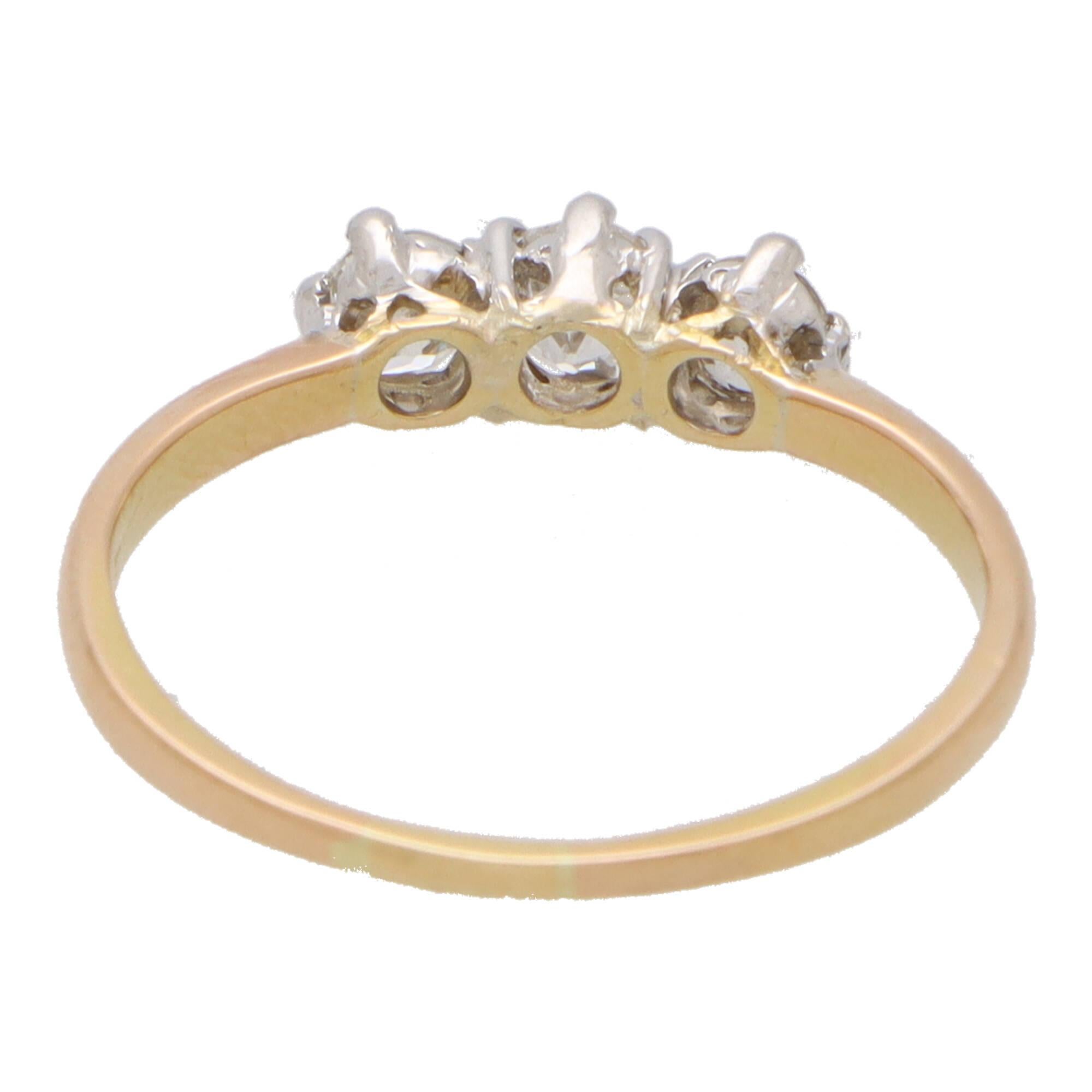 Vintage Old Mine Cut Diamond Drei Stein Ring in 18k Gold (Alteuropäischer Brillantschliff) im Angebot